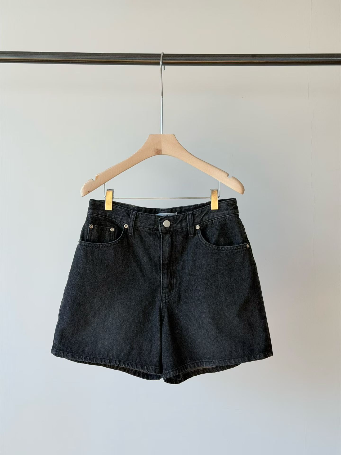 AG6027 高級墨黑顯瘦牛仔短褲