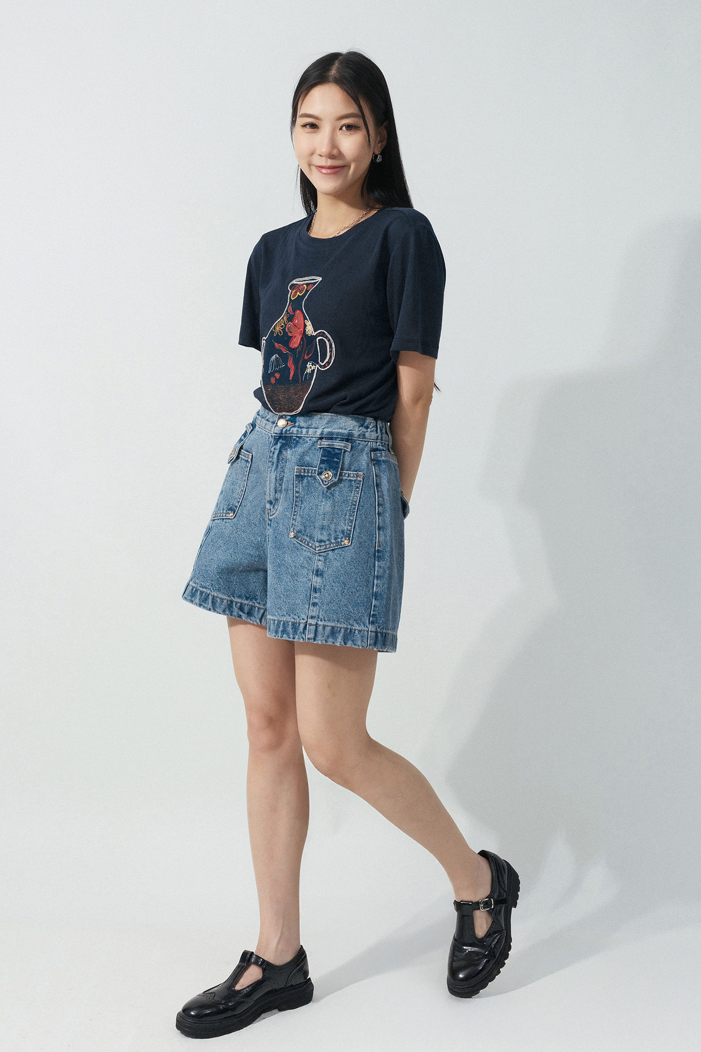 繡花線花瓶圖案tee (預購產品）