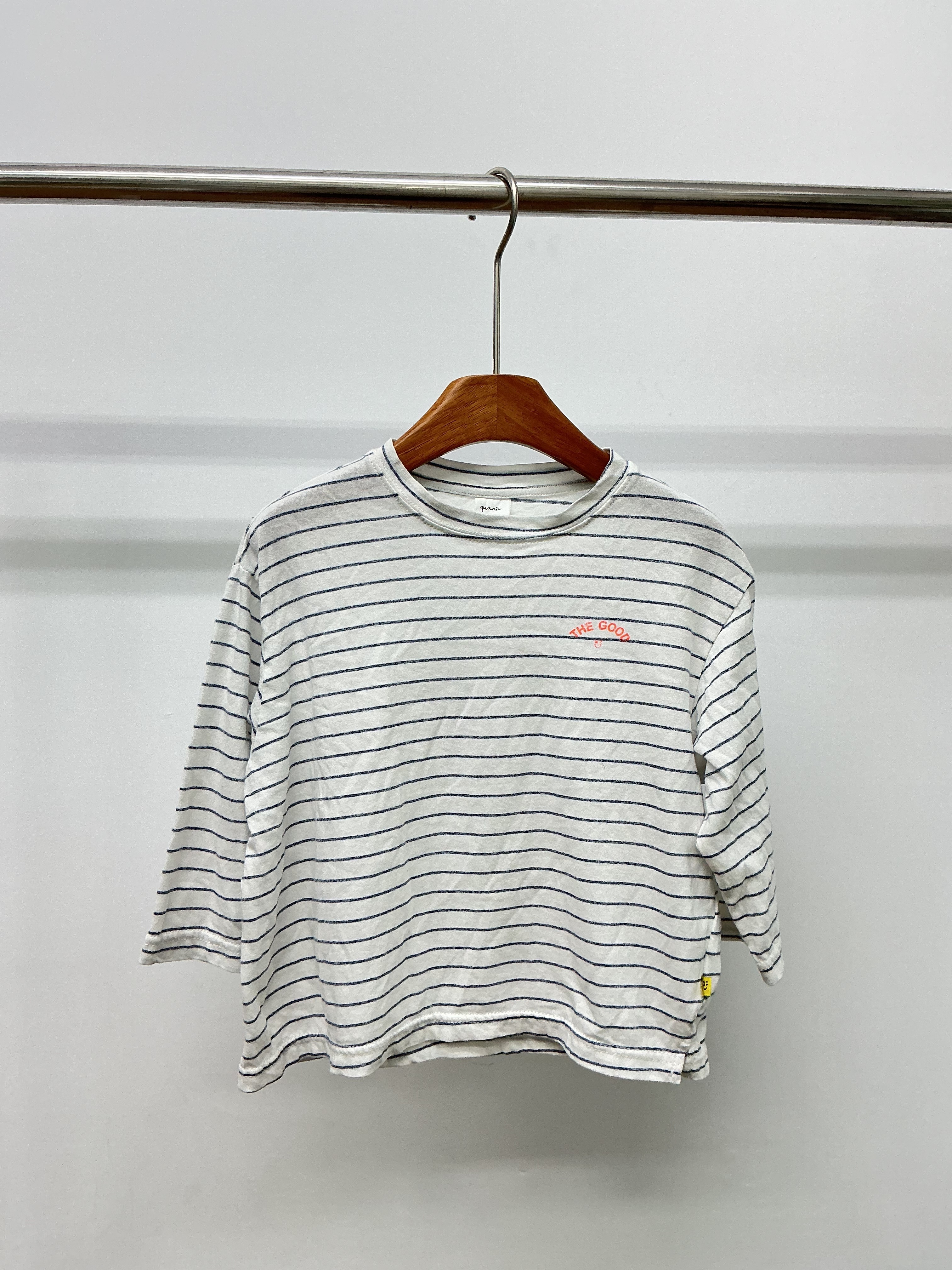 A04588胸口字母條紋上衣