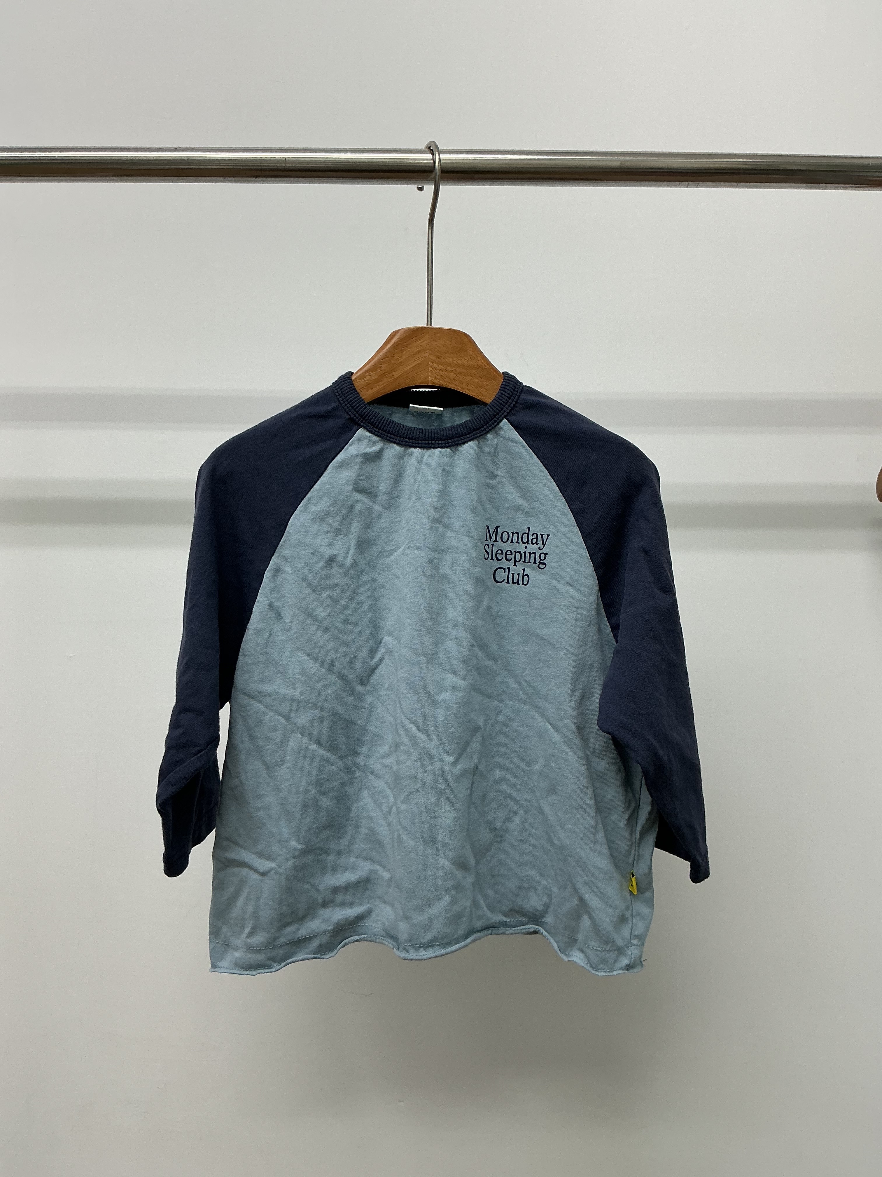 A04590撞色字母捲邊下擺上衣