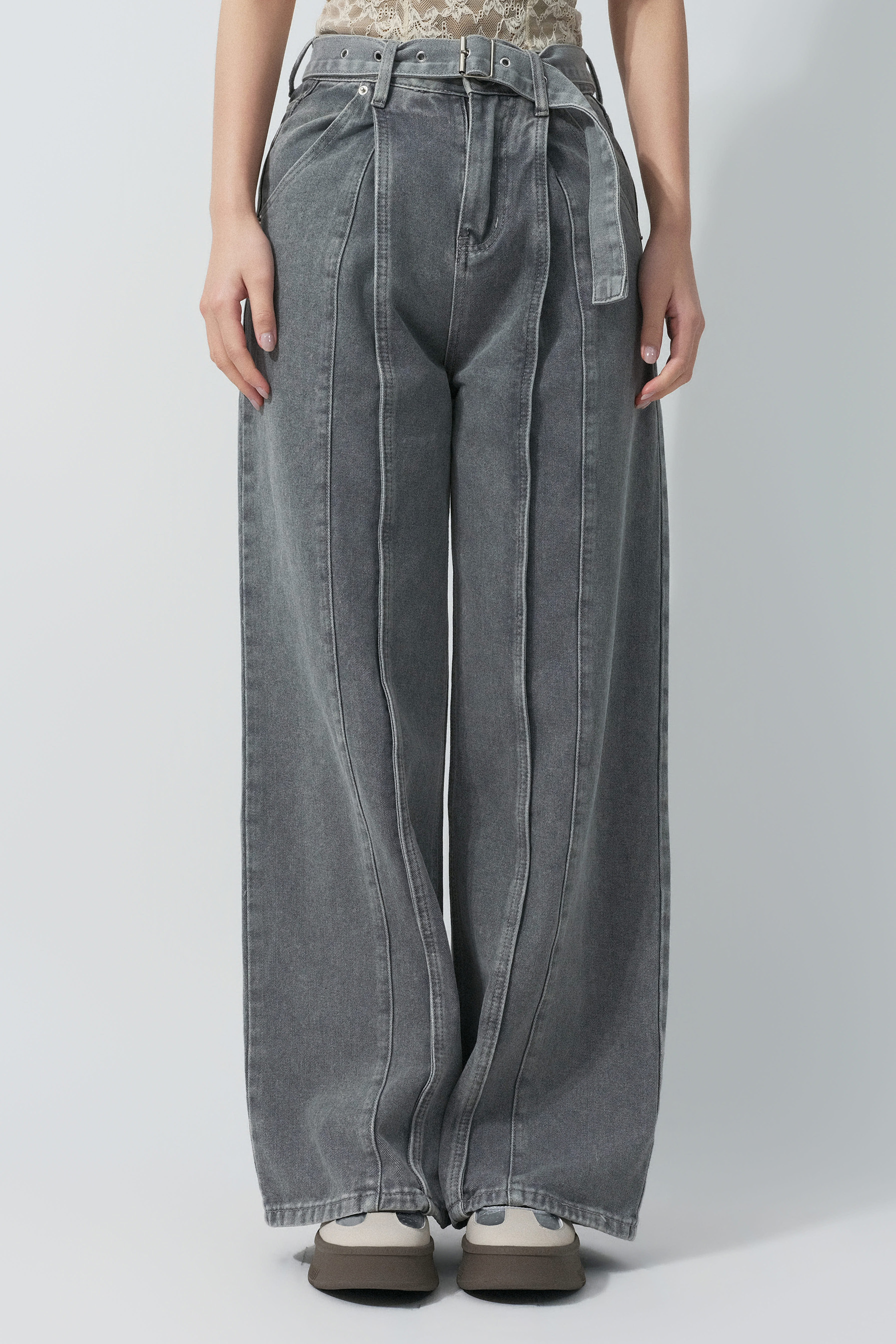 裝飾車骨直筒牛仔褲 (預購產品）