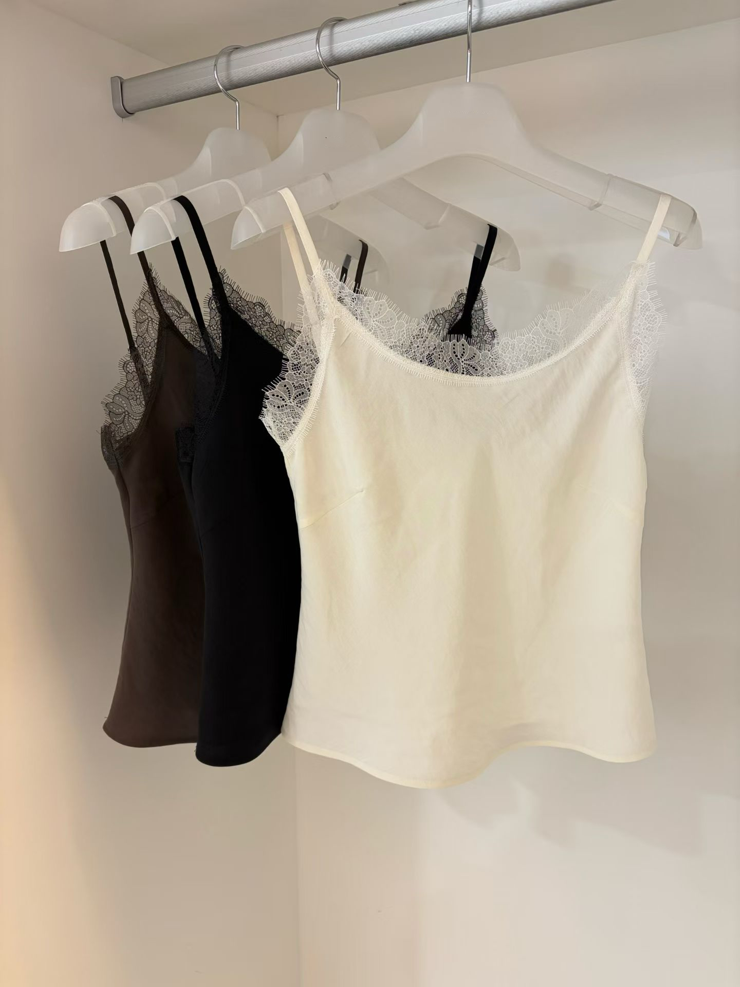 F05-睫毛蕾絲可調節細肩背心(3色)