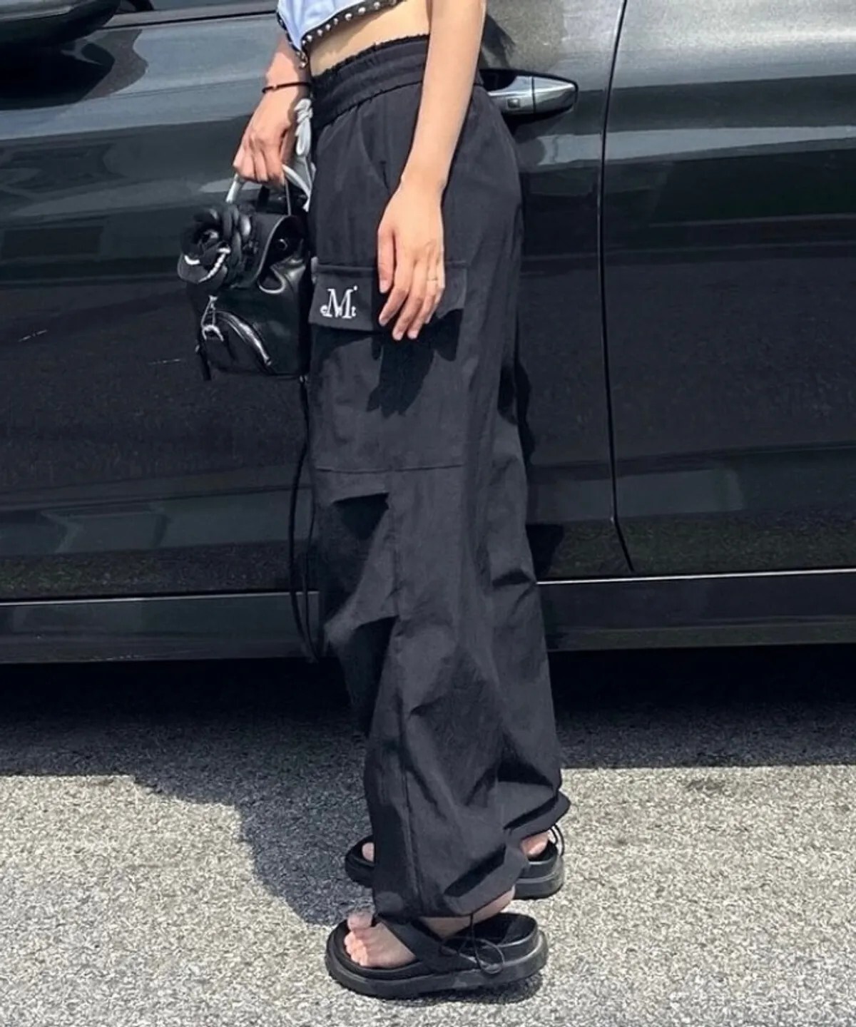 【OWN】MUCENT 休閒 長褲 尼龍 降落傘 抽繩 縮口 束口褲 單一尺寸 Oversize 黑色 刺繡