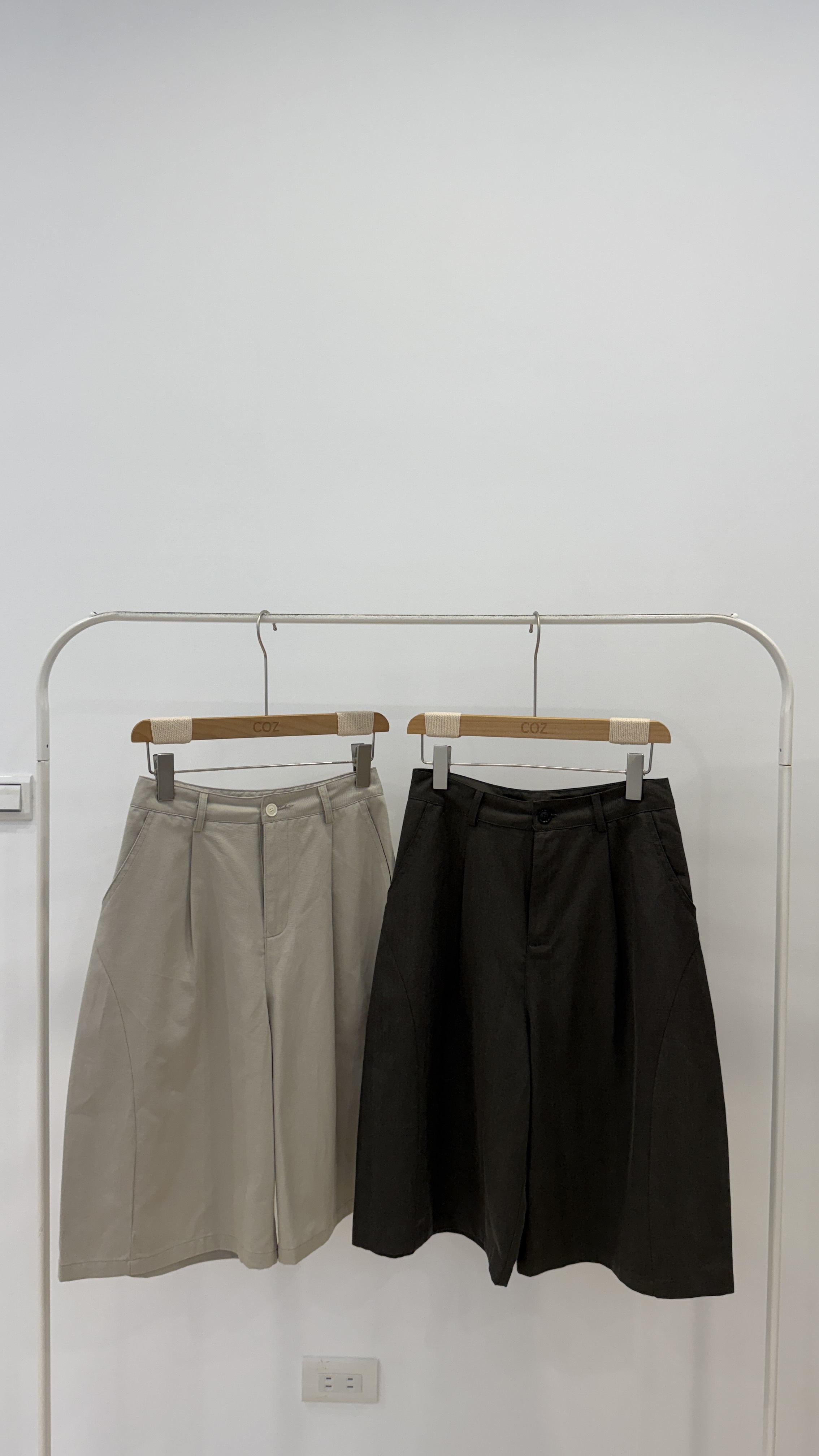 (版娘推薦) 高質感西料彎刀5分褲SML _10120