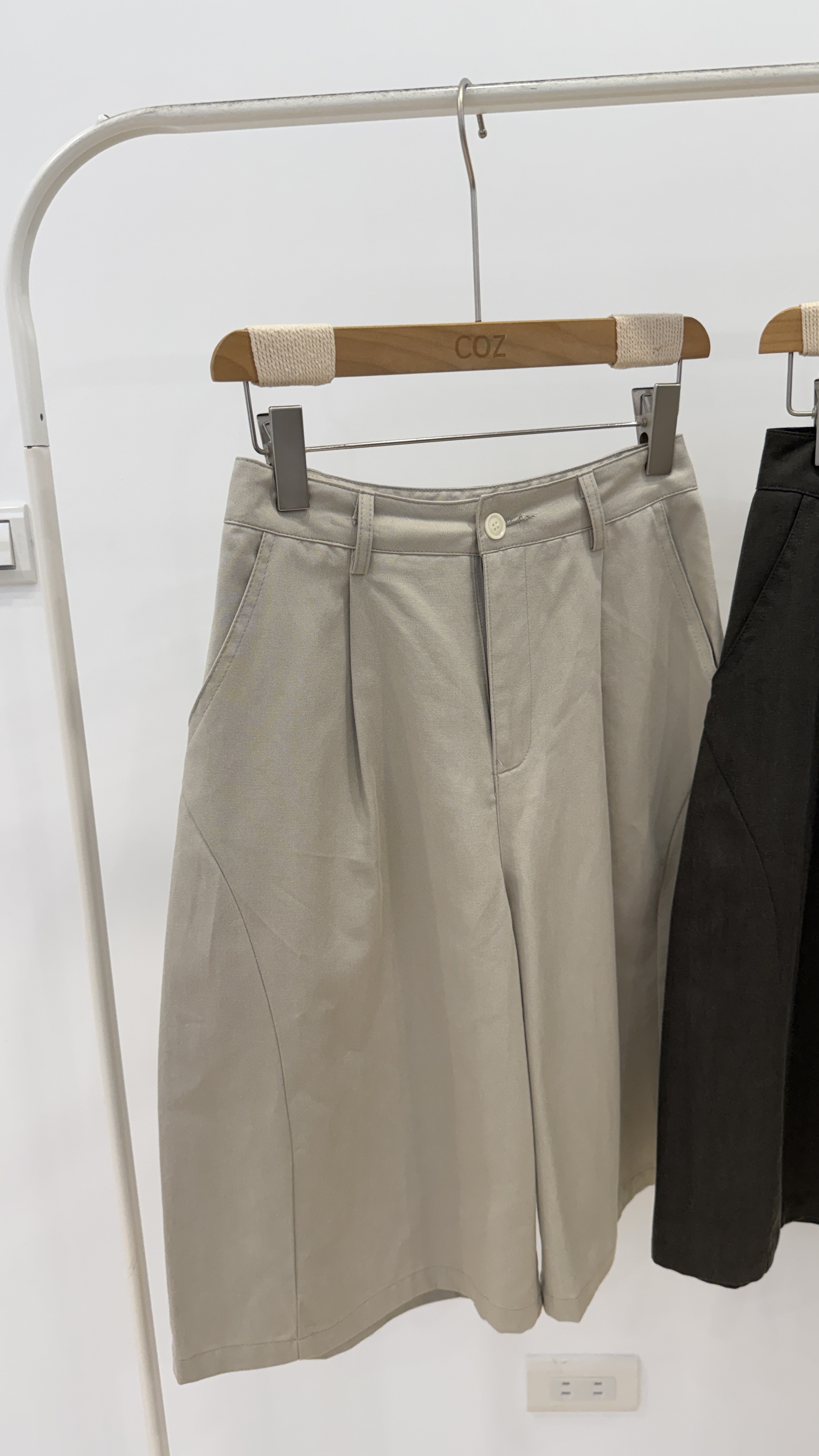 (版娘推薦) 高質感西料彎刀5分褲SML _10120