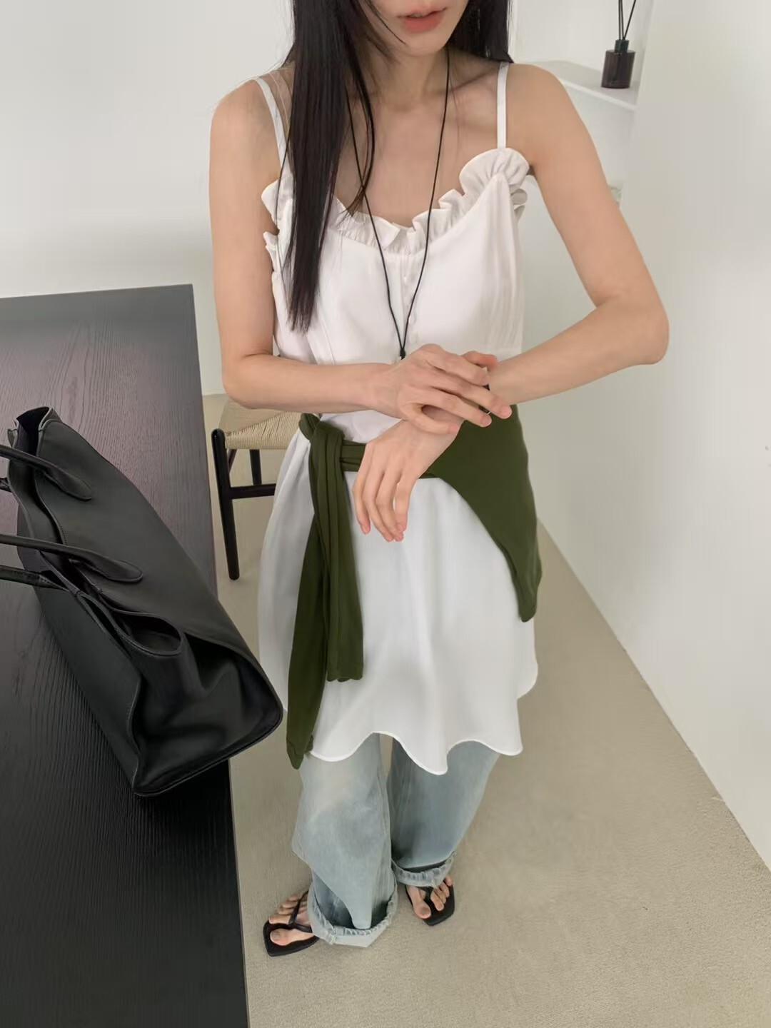 E09-甜感荷葉邊斜襬洋裝(黑/白)