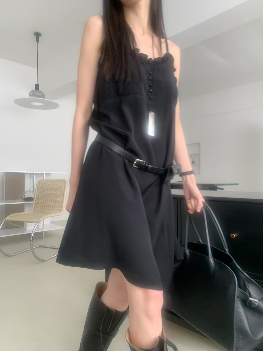 E09-甜感荷葉邊斜襬洋裝(黑/白)