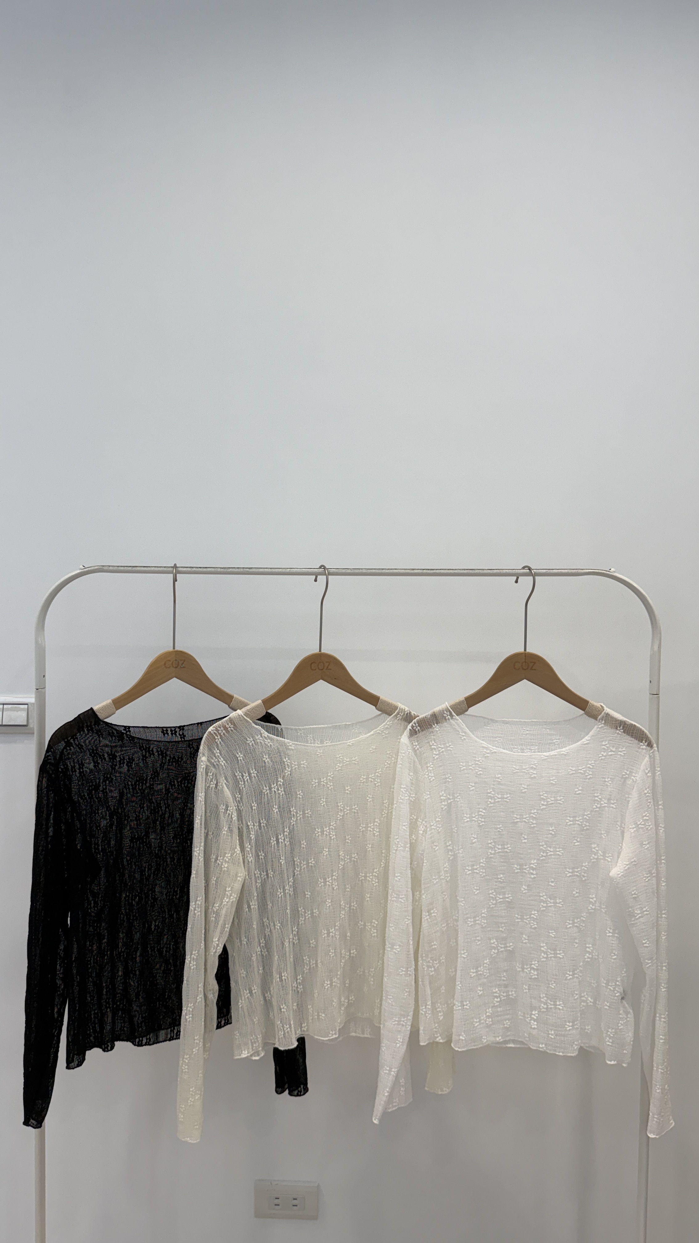 一定要買！超親膚蕾絲圓領小花花透膚打底上衣 _2601