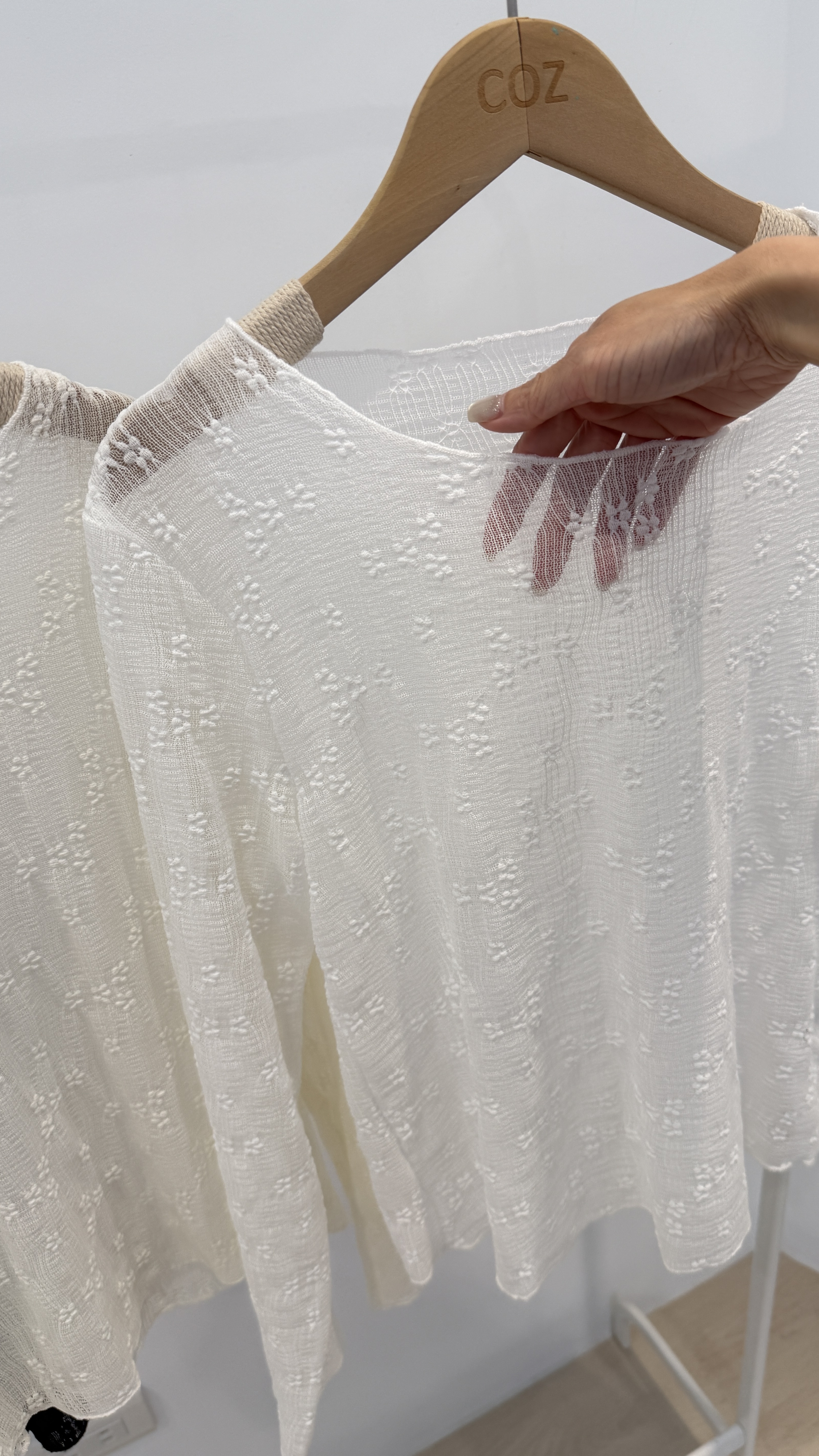 一定要買！超親膚蕾絲圓領小花花透膚打底上衣 _2601