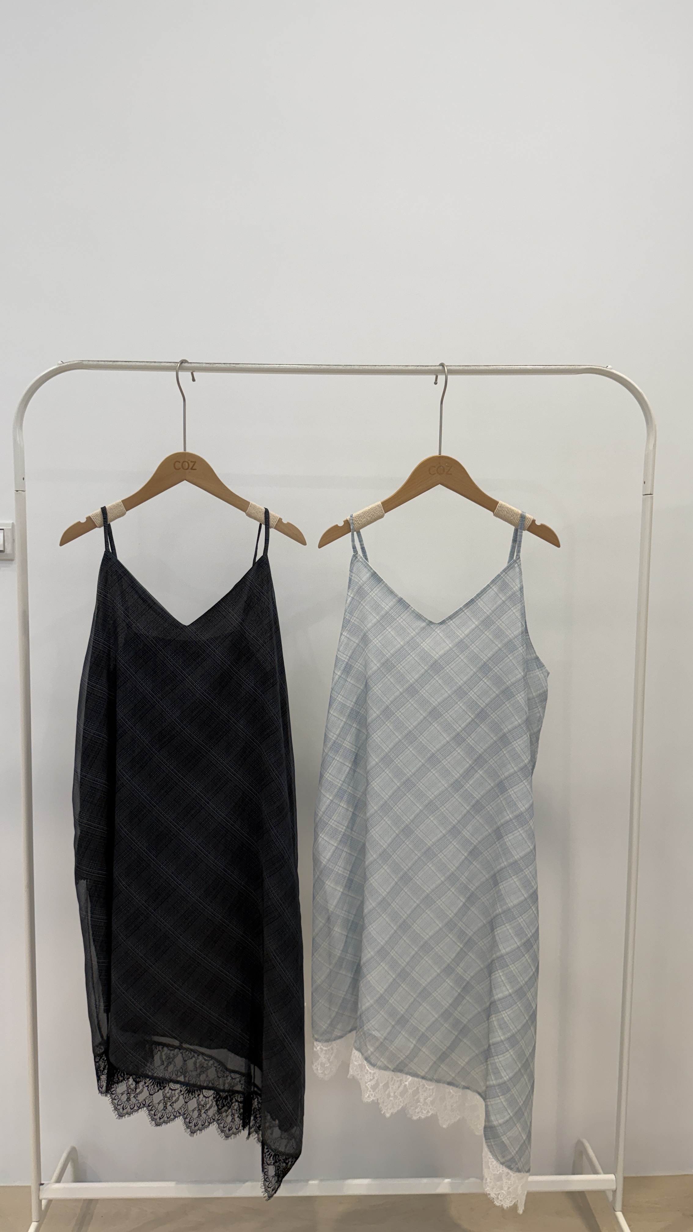 氣泡蘇打漸層斜格紋蕾絲細肩長上衣 _2626