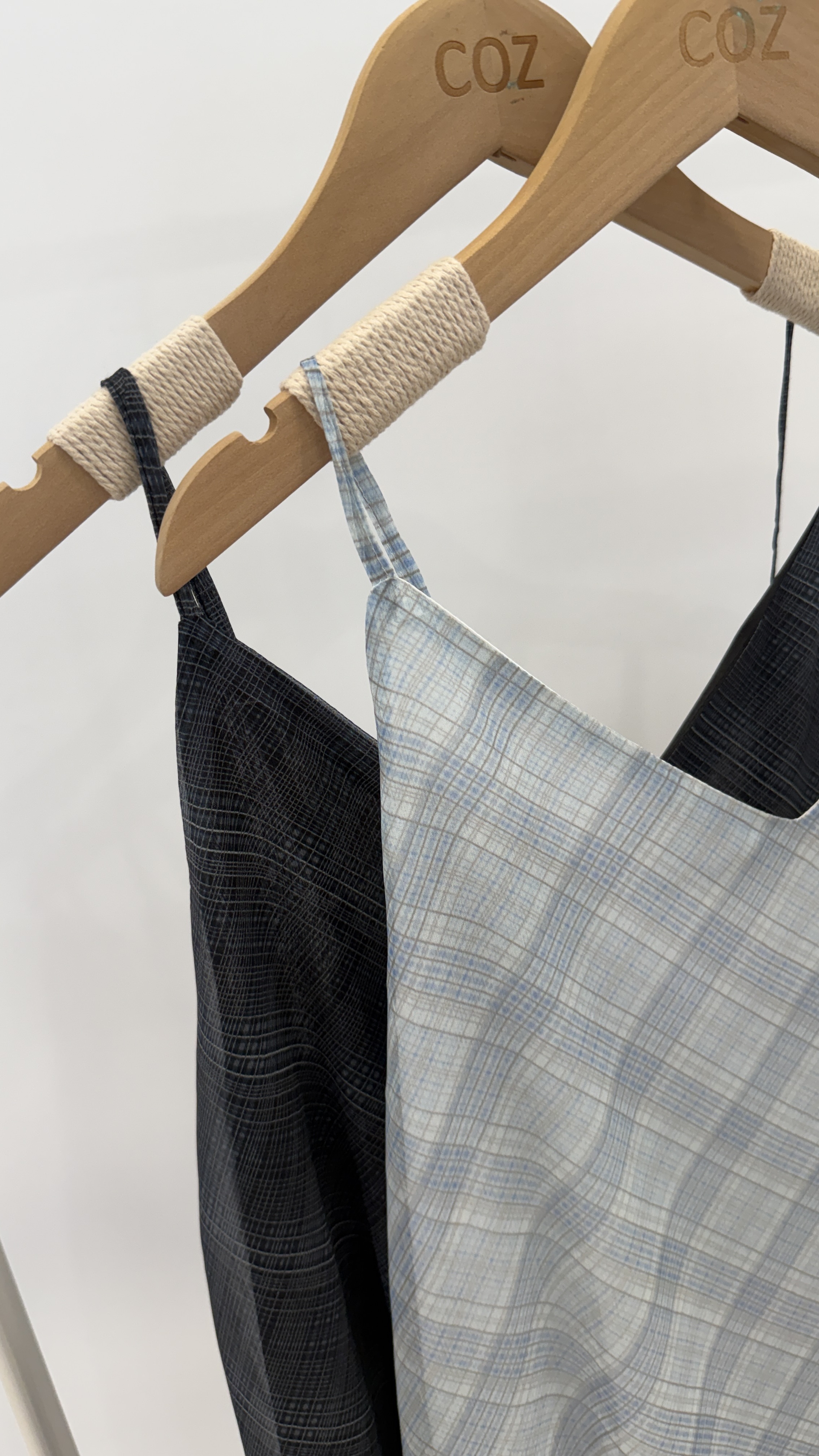 氣泡蘇打漸層斜格紋蕾絲細肩長上衣 _2626