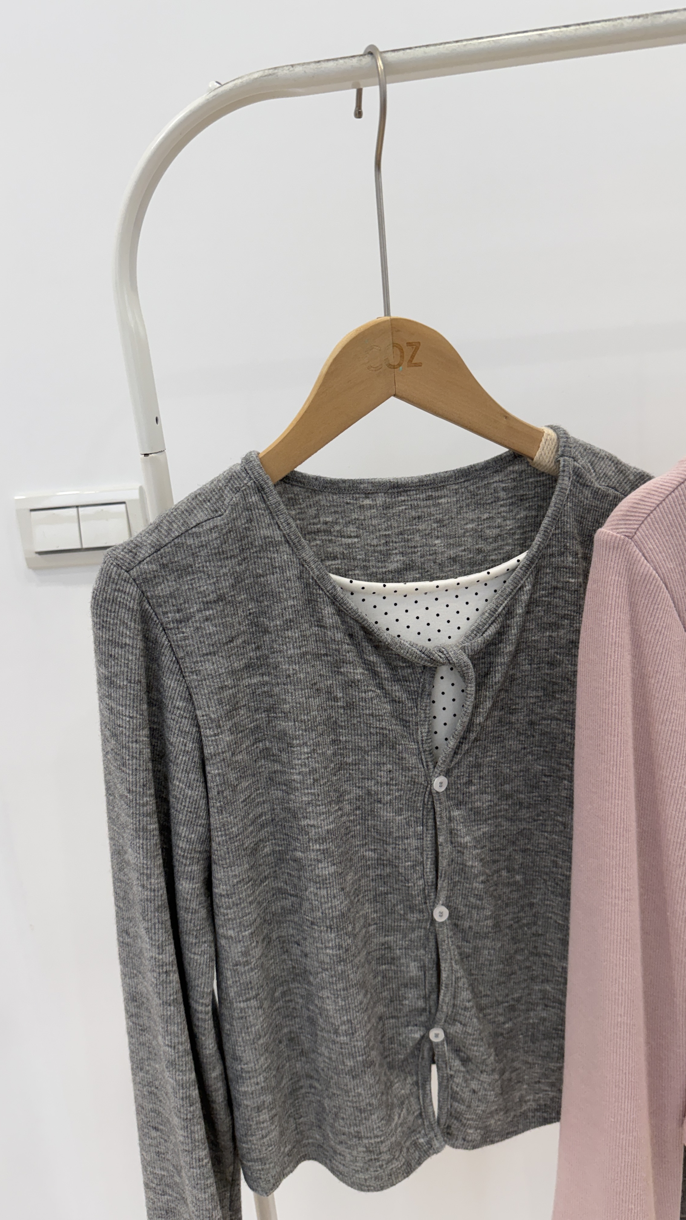 (版娘推薦) 很韓很瘦的假2件扭結上衣 _593