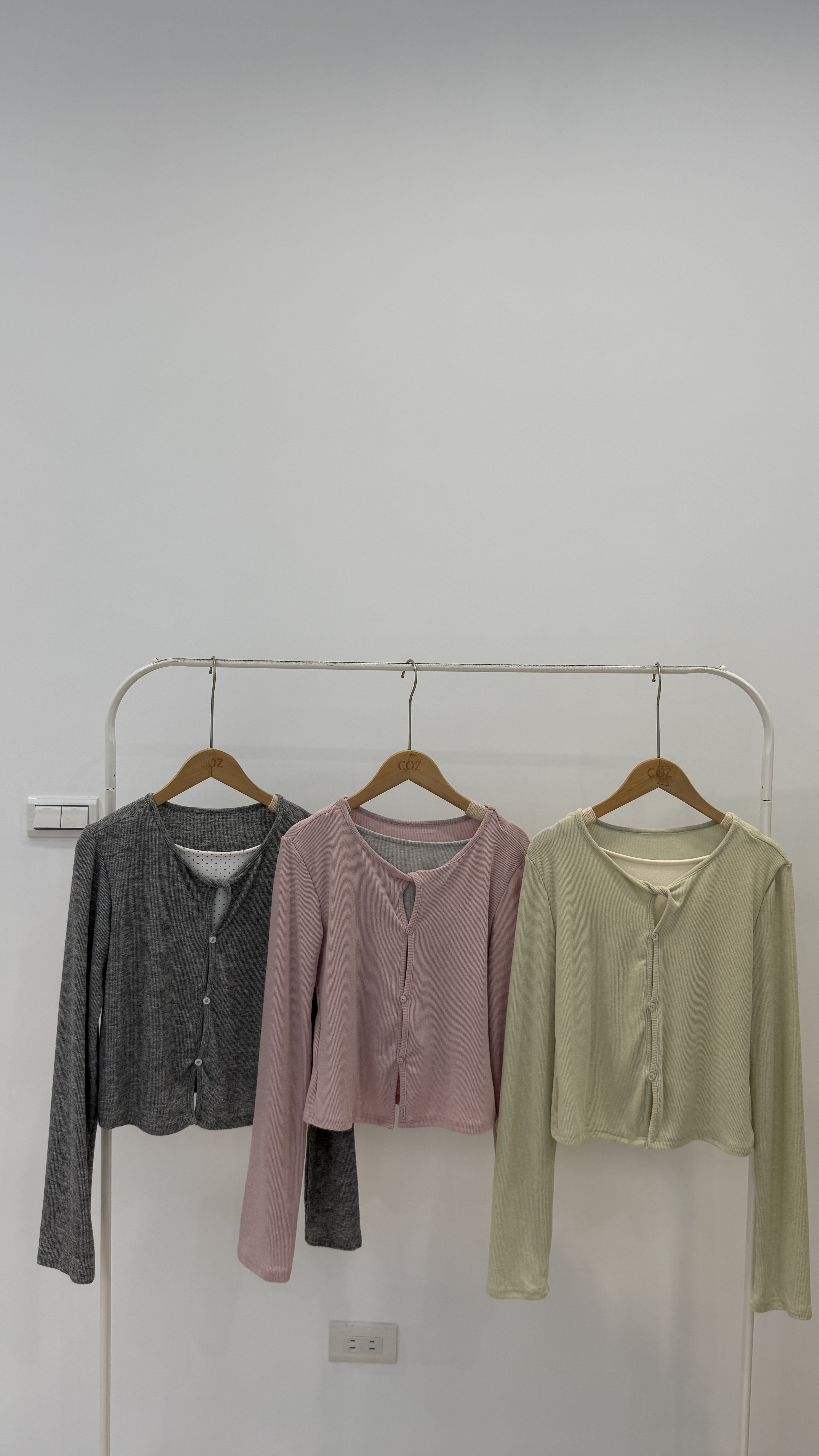 (版娘推薦) 很韓很瘦的假2件扭結上衣 _593