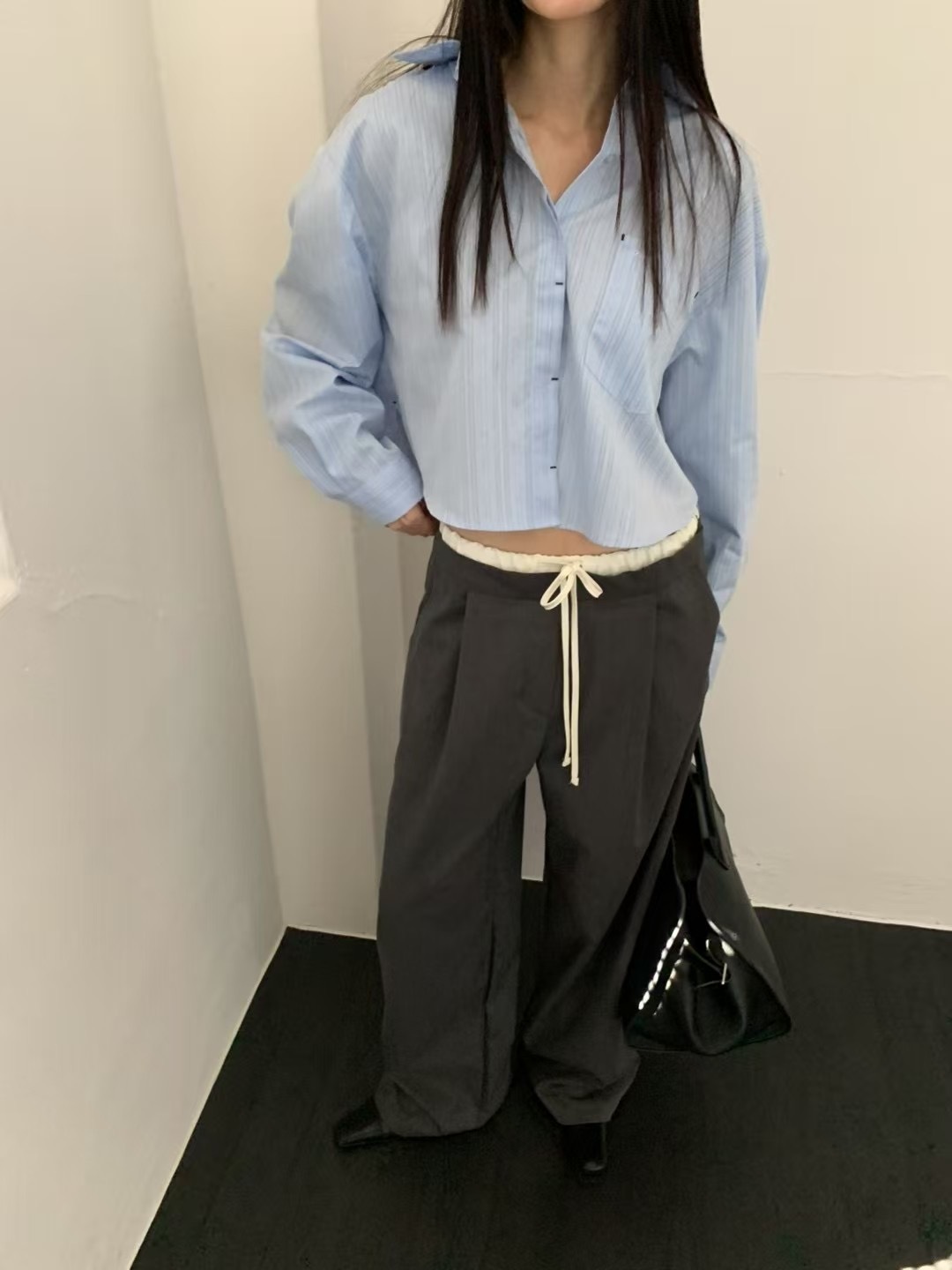 E10-細節滿分刺繡挺料紋理襯衫(白/藍)