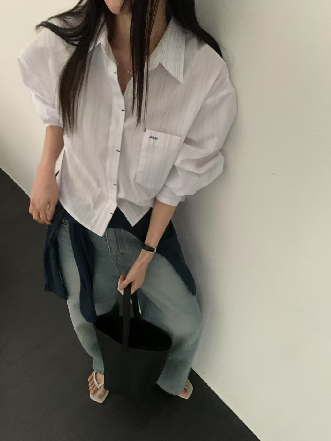 E10-細節滿分刺繡挺料紋理襯衫(白/藍)