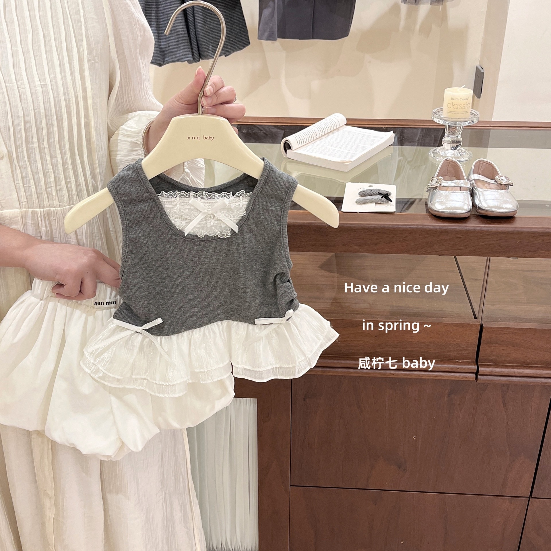 灰色miumiu感背心/白花苞褲