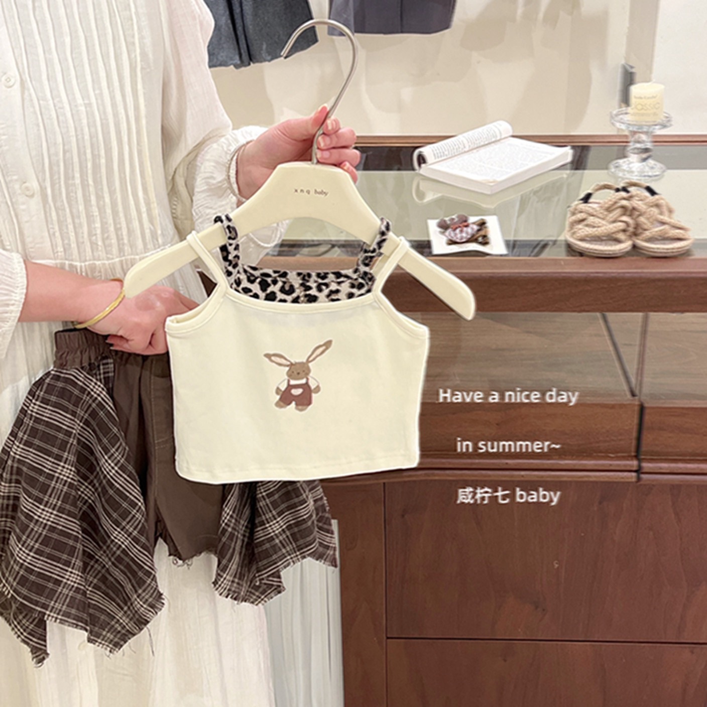 咖色豹紋背心+格子屁簾短褲