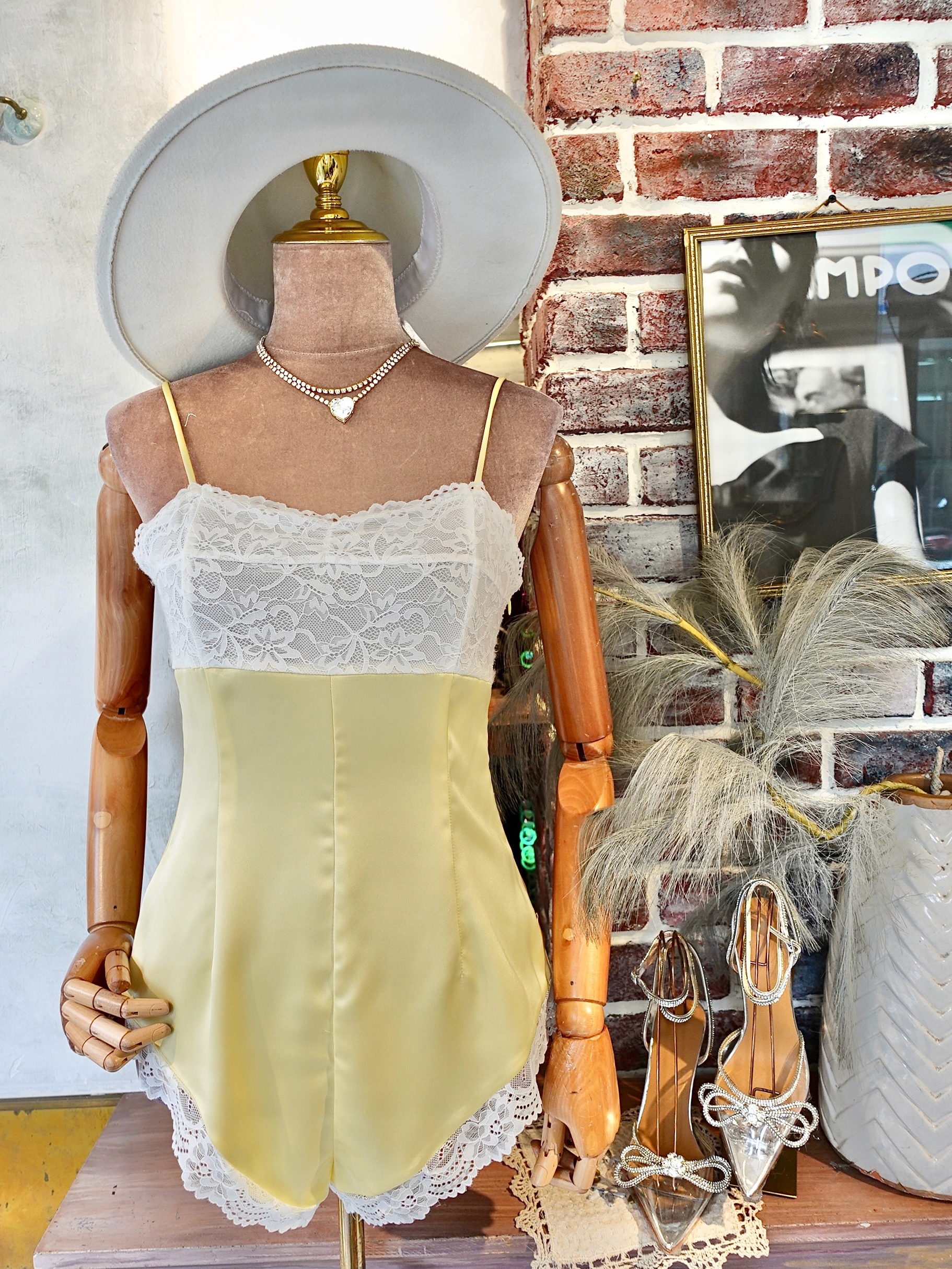 Love Satin檸檬黃白蕾絲緞面高叉連身短褲