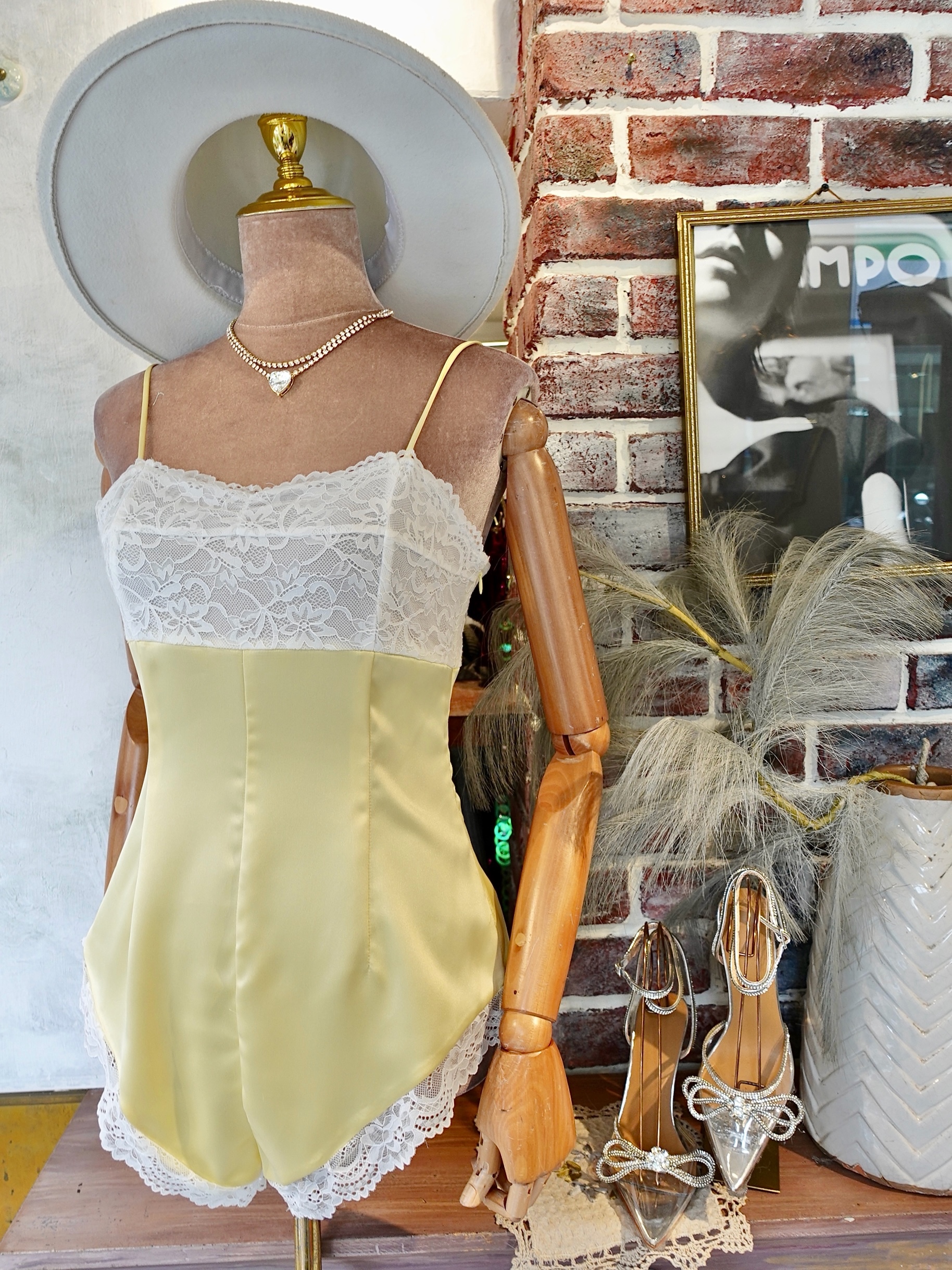 Love Satin檸檬黃白蕾絲緞面高叉連身短褲