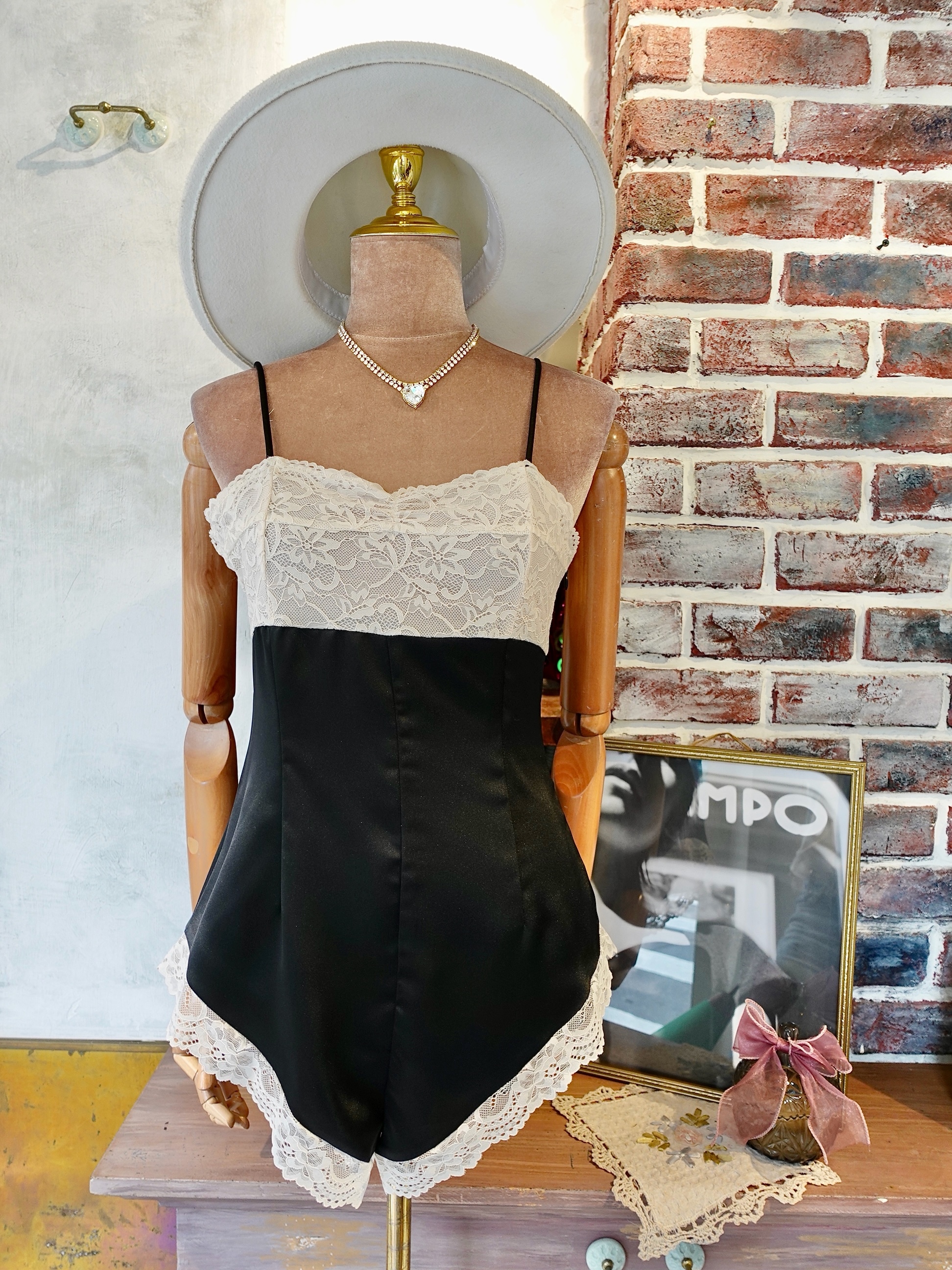 Love Satin黑白蕾絲緞面高叉連身短褲