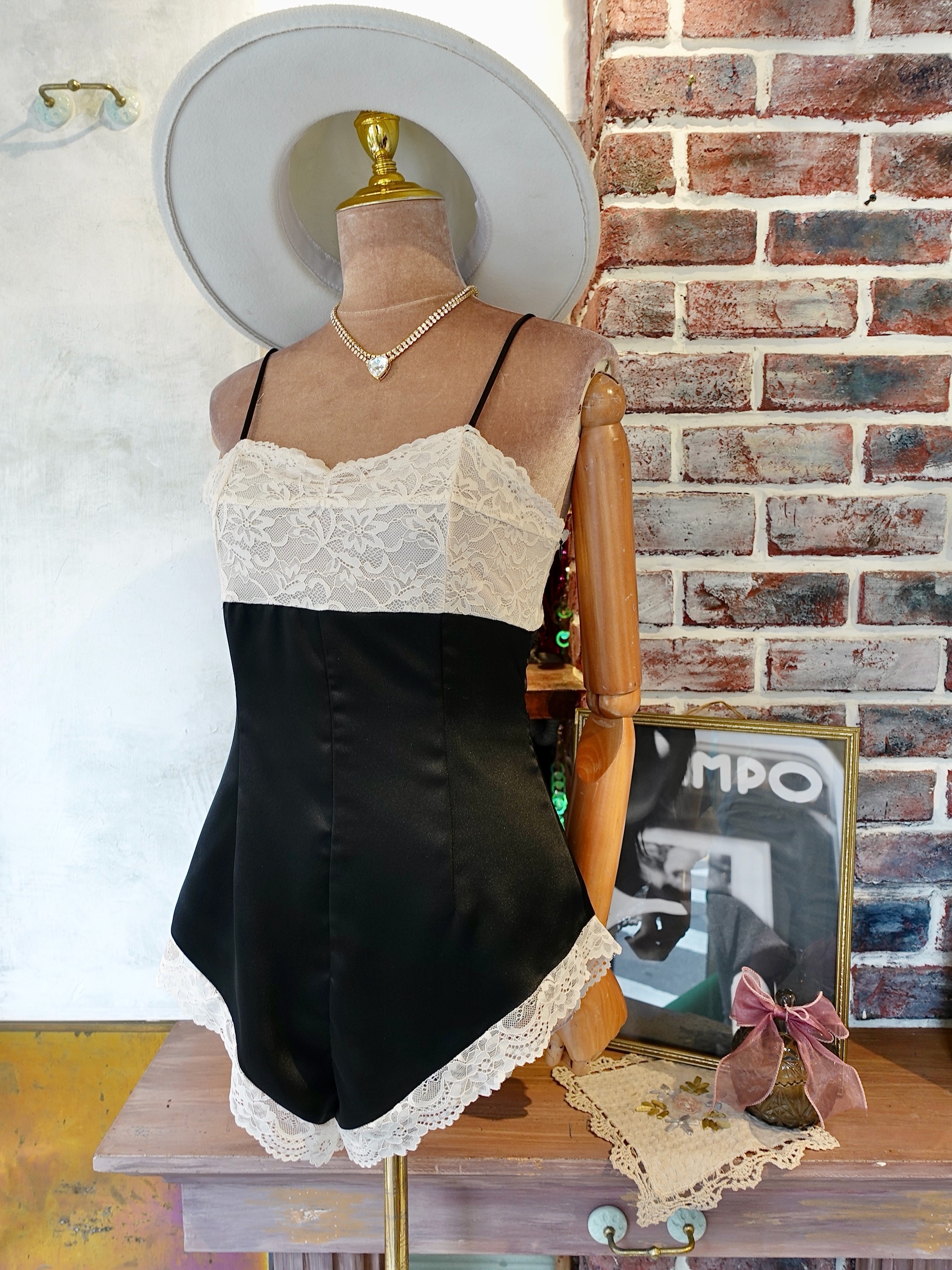 Love Satin黑白蕾絲緞面高叉連身短褲