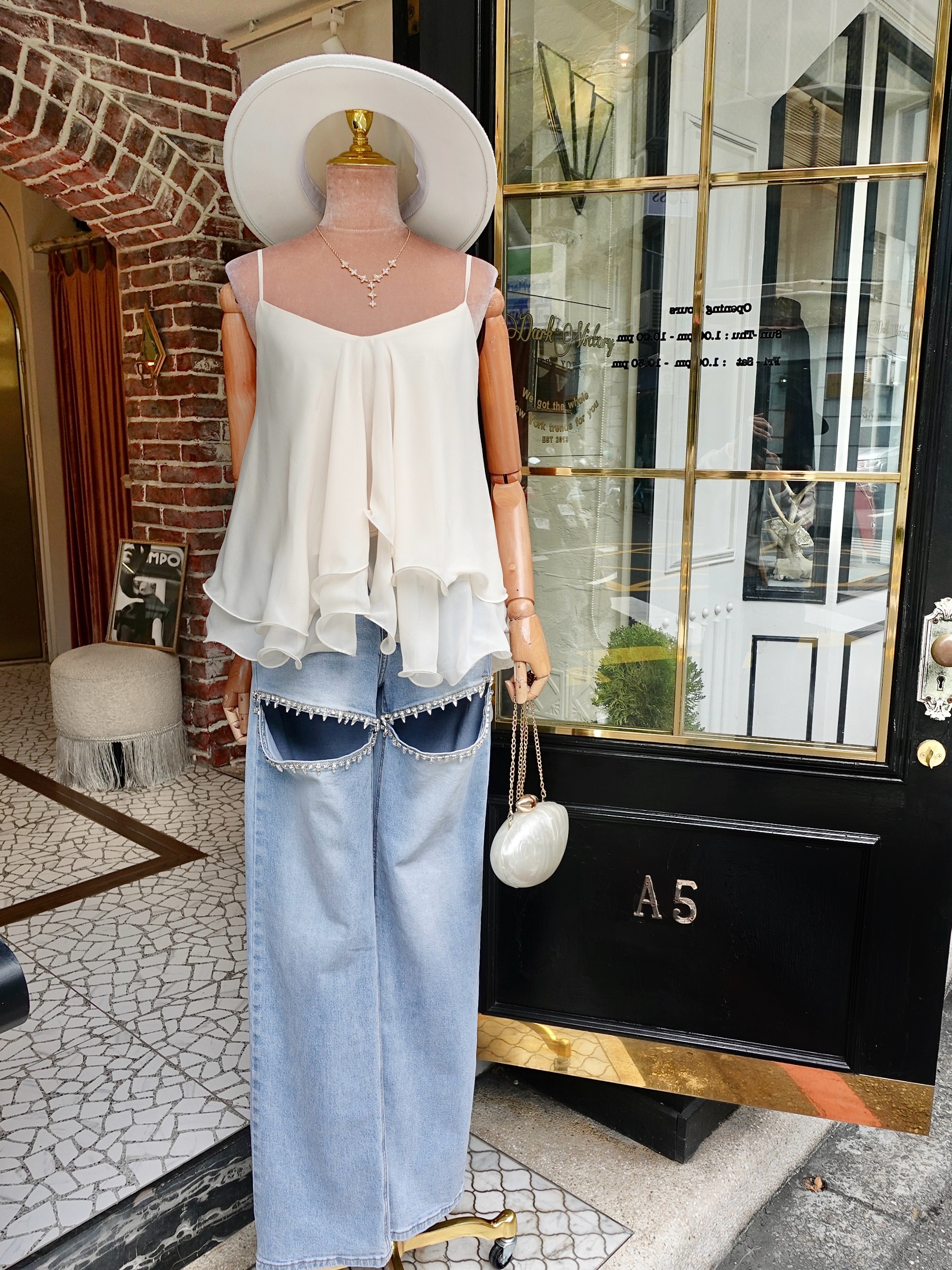 Blue Glam淺藍色開洞水鑽飾邊牛仔褲