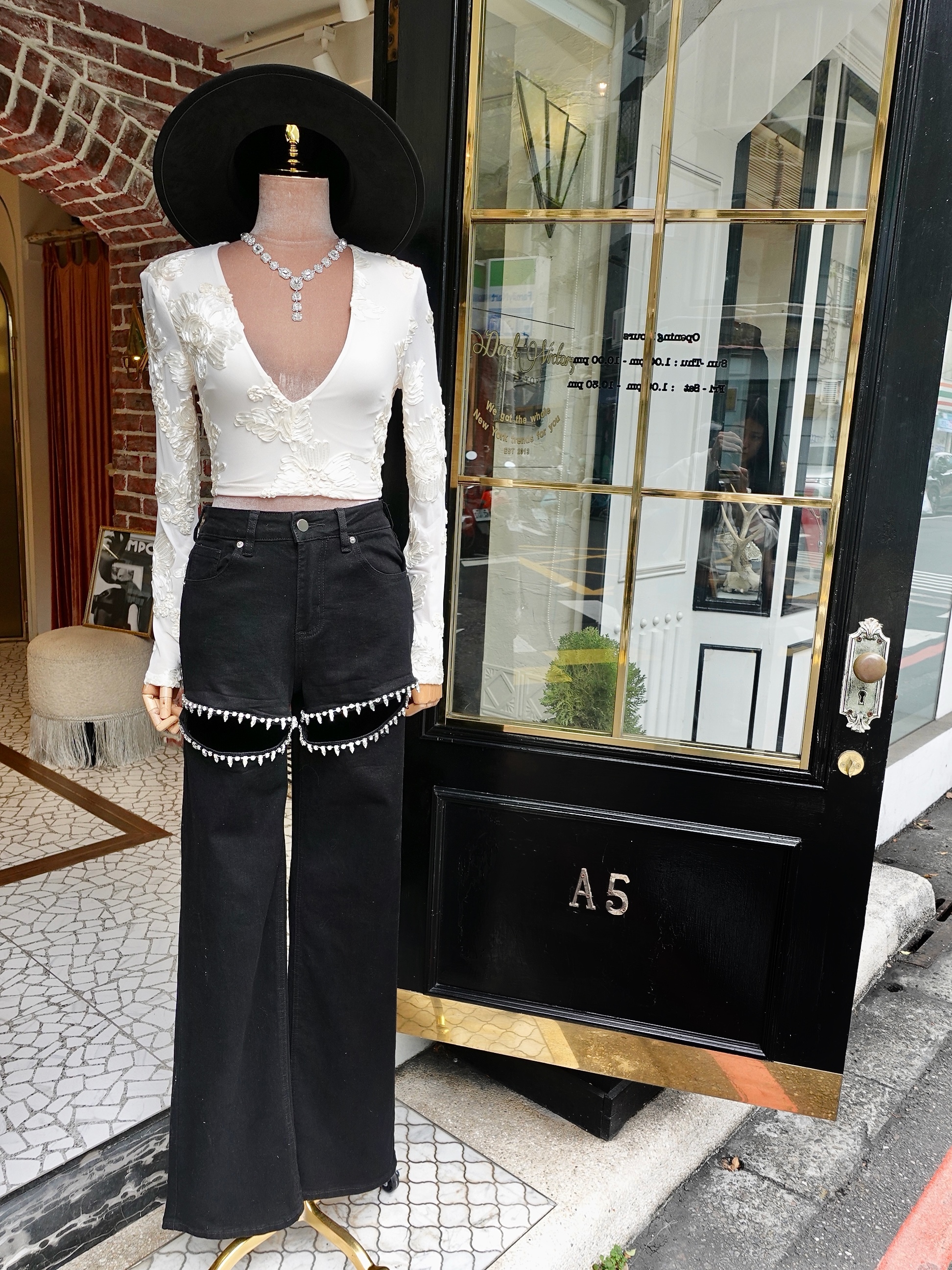 Black Glam黑色開洞水鑽飾邊牛仔褲