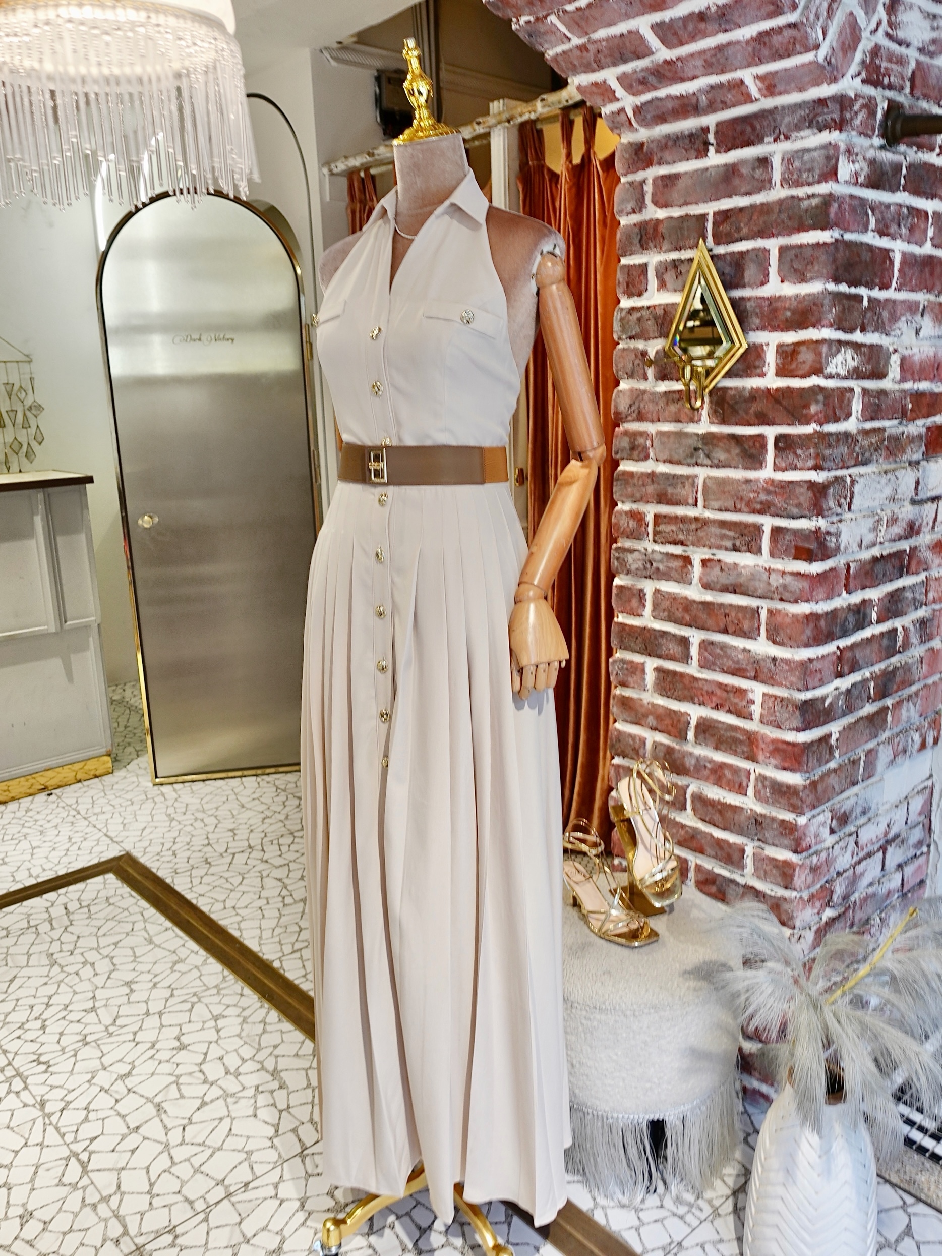 Lux Vacation米色繞脖露背襯衫腰帶長洋裝