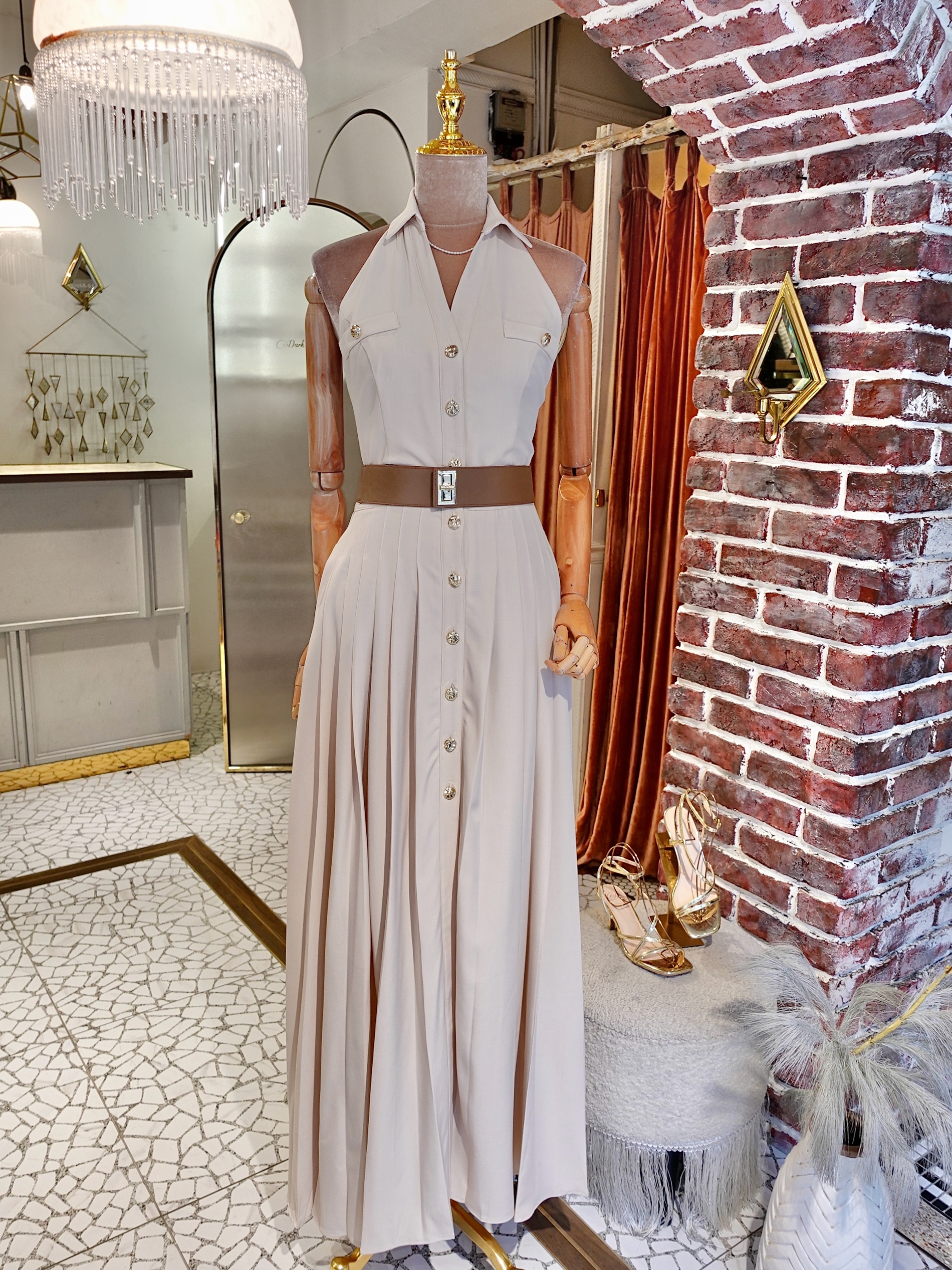 Lux Vacation米色繞脖露背襯衫腰帶長洋裝