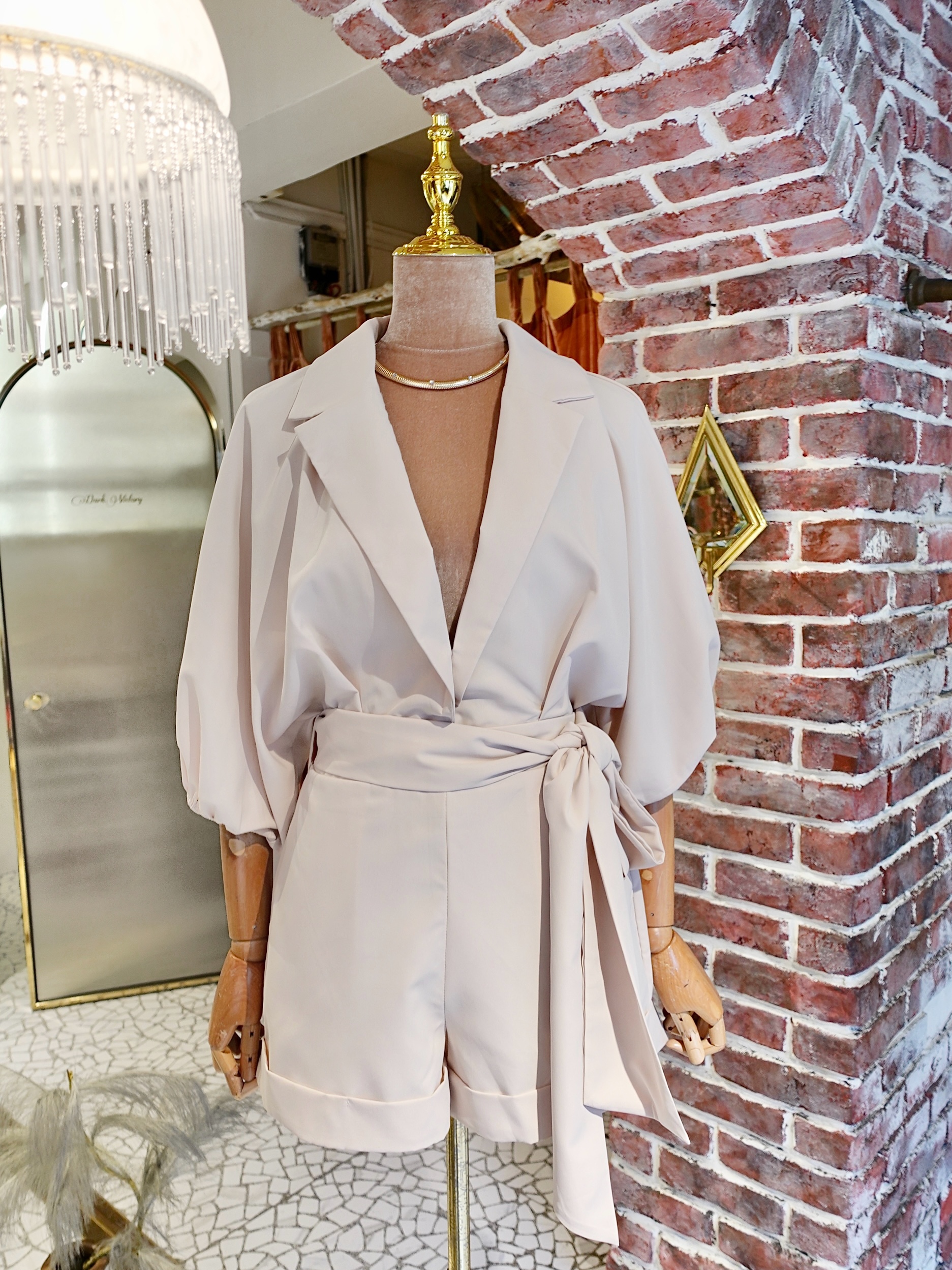 Beige奶油燕麥色深V領綁帶連身短褲Romper