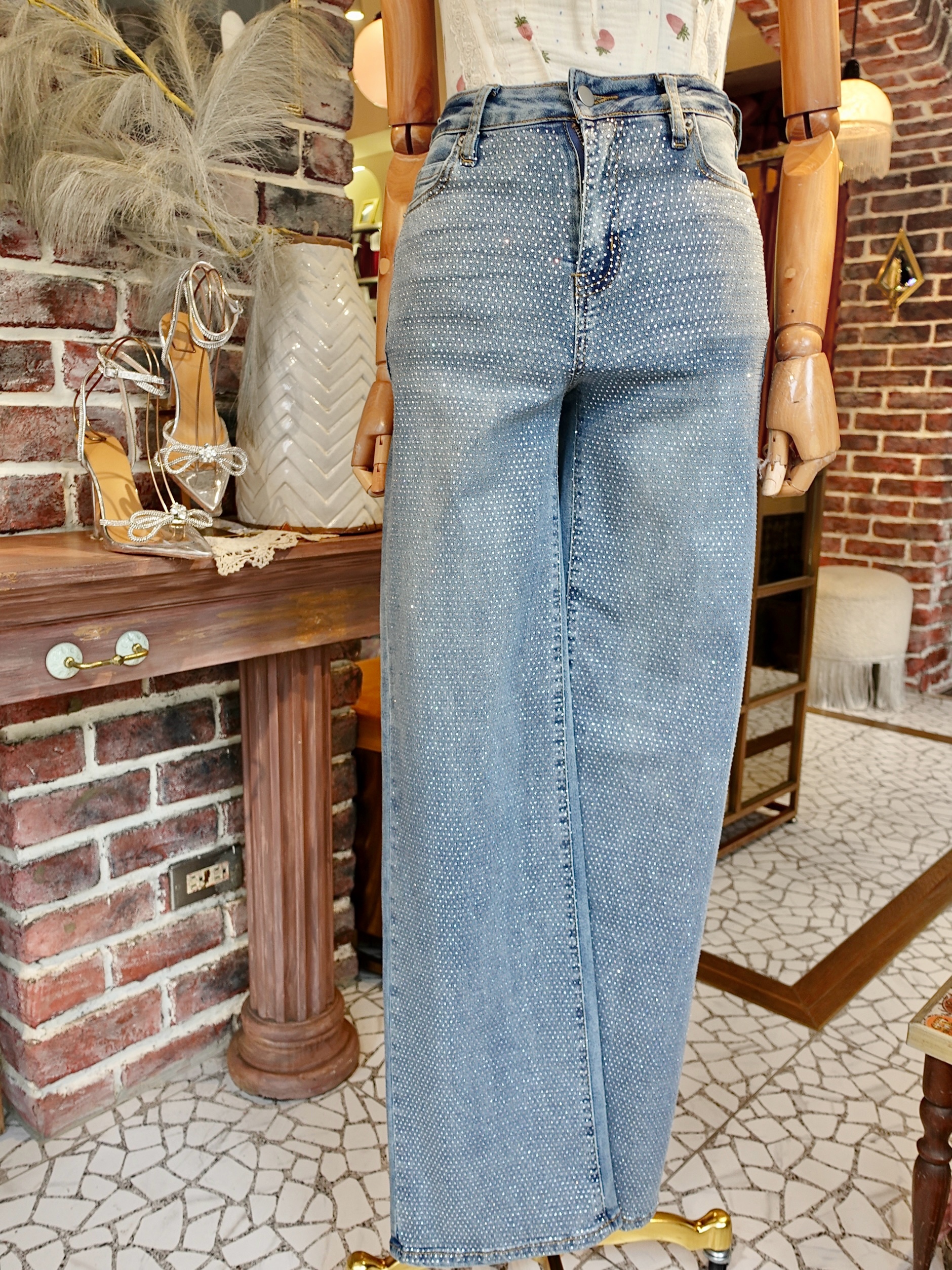 Light Blue淺色丹寧燙鑽直筒牛仔褲