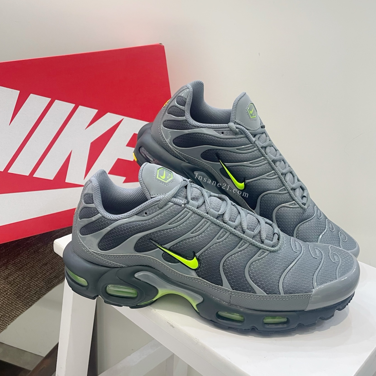 NIKE AIR MAX PLUS 灰螢光綠 漸層 復古 氣墊 "SMOKE GREY VOLT" 男鞋 DM0032-026