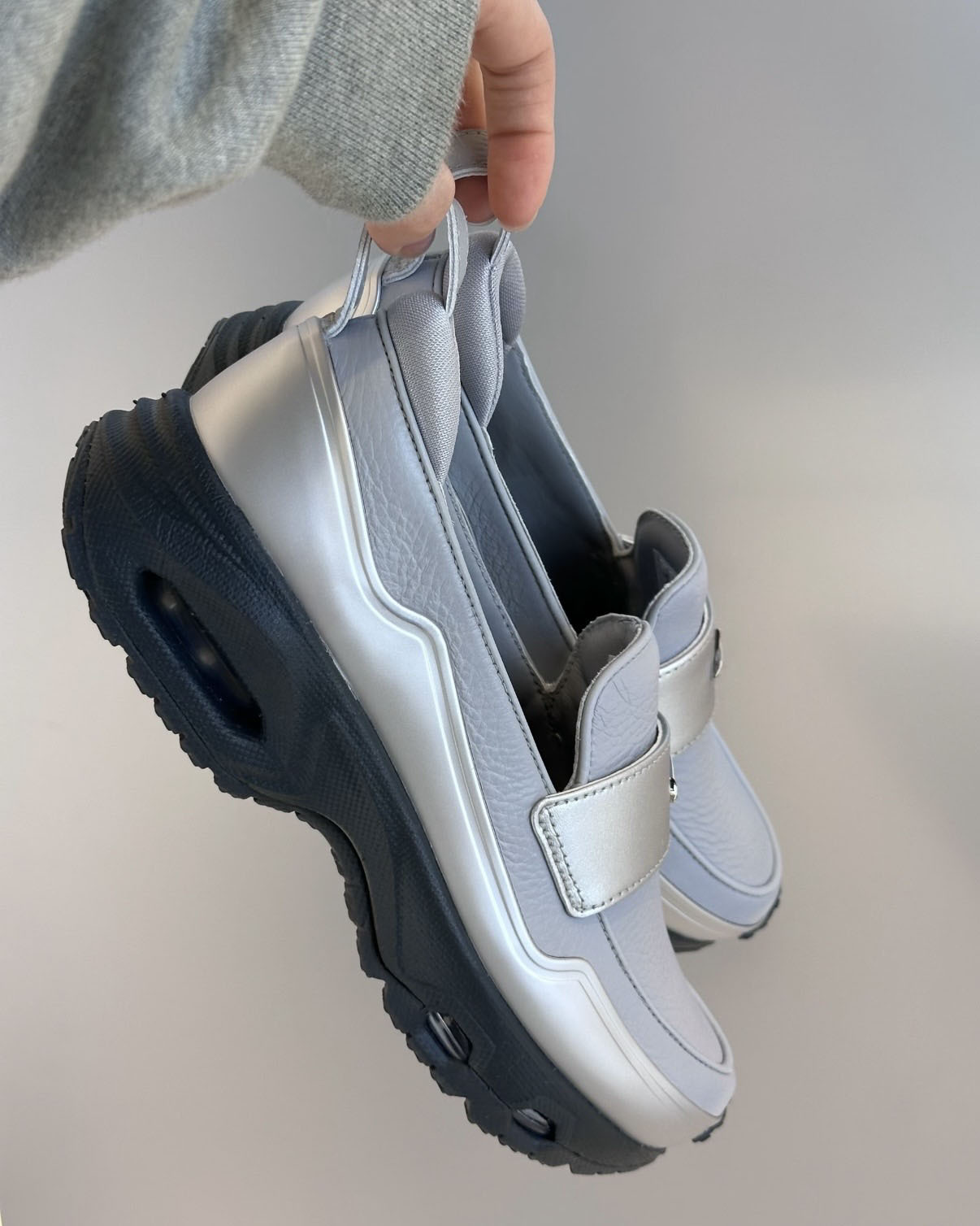 NIKE AIR MAX PHENOMENA 樂福鞋 灰銀 銀黑 金屬銀 金屬小勾 女鞋 IV4690-099 / 預購