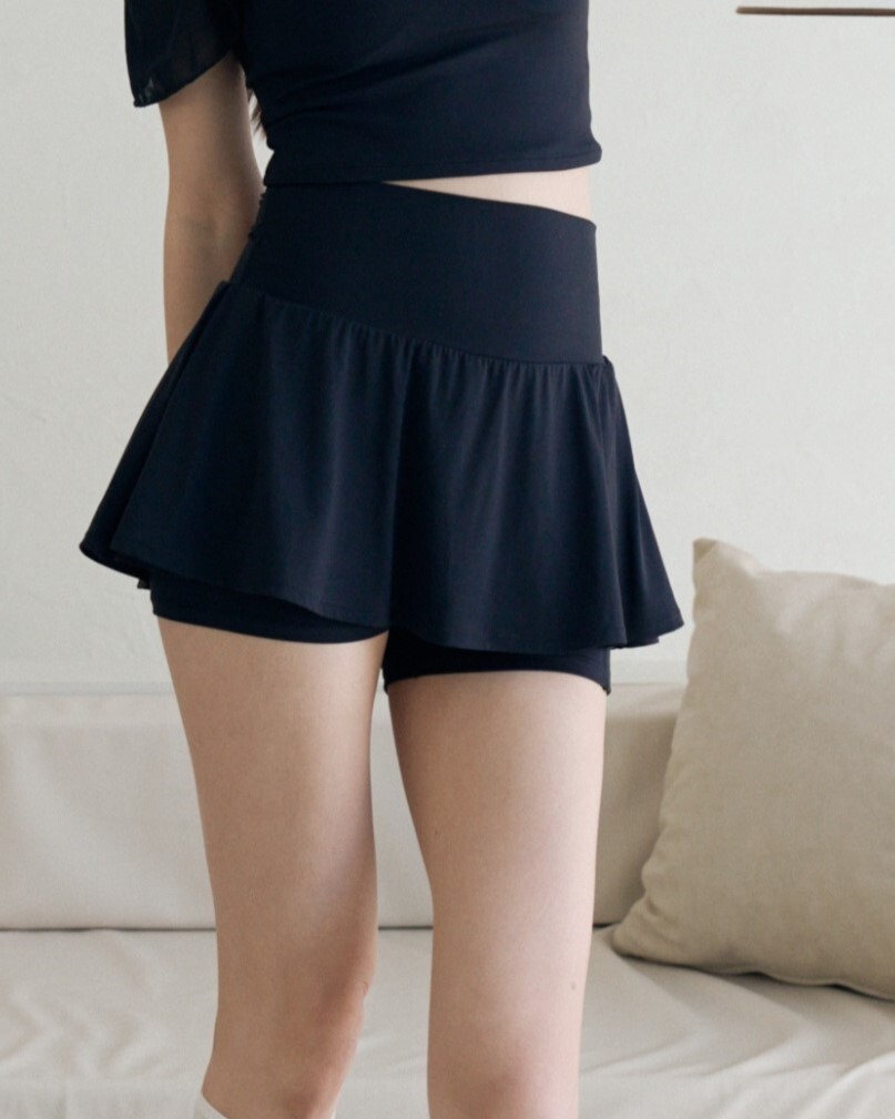 Ballet側開衩A字裙襬口袋短褲-黑