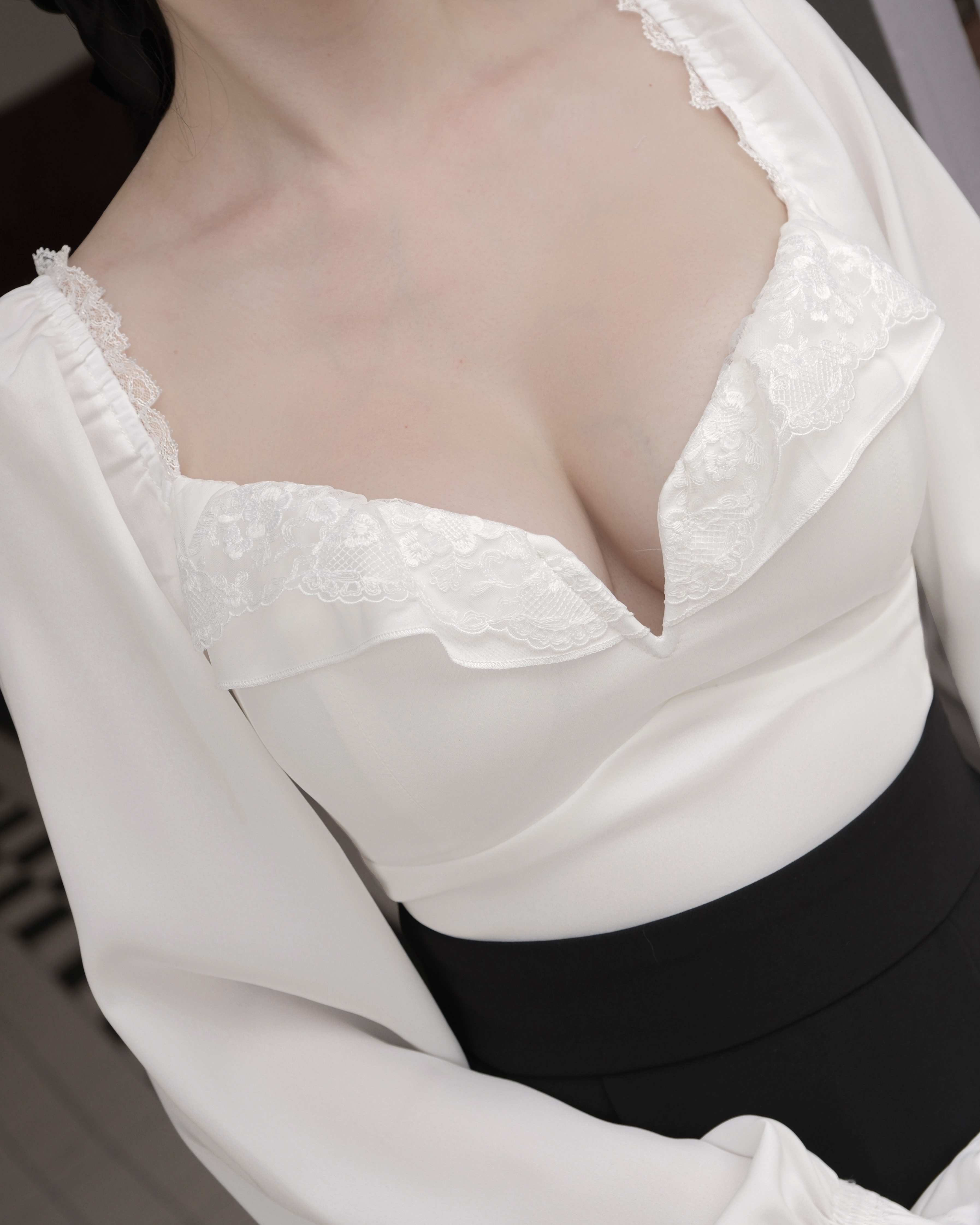 訂製-唯美荷葉蕾絲V型魚骨雪紡上衣