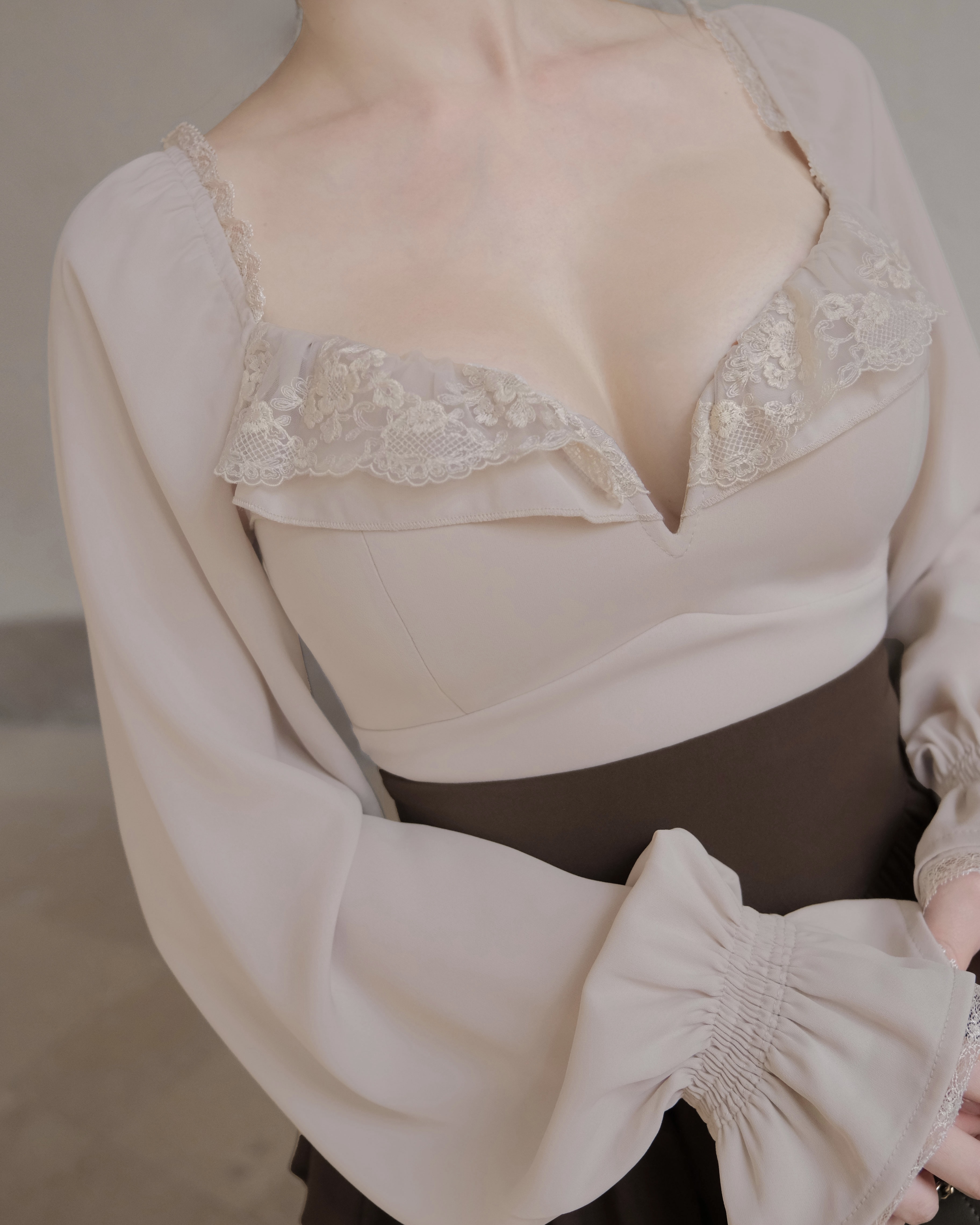 訂製-唯美荷葉蕾絲V型魚骨雪紡上衣