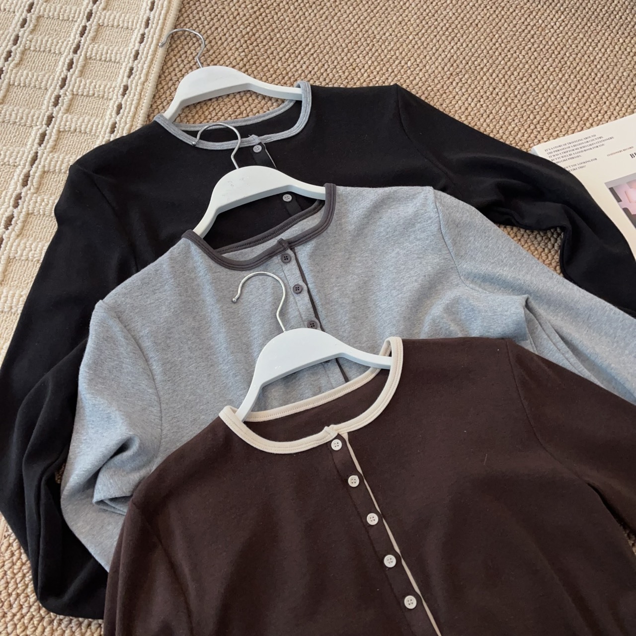 No.1669 圓領亨利撞色牌扣打底衣