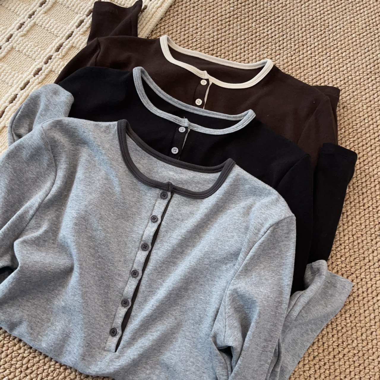 No.1669 圓領亨利撞色牌扣打底衣