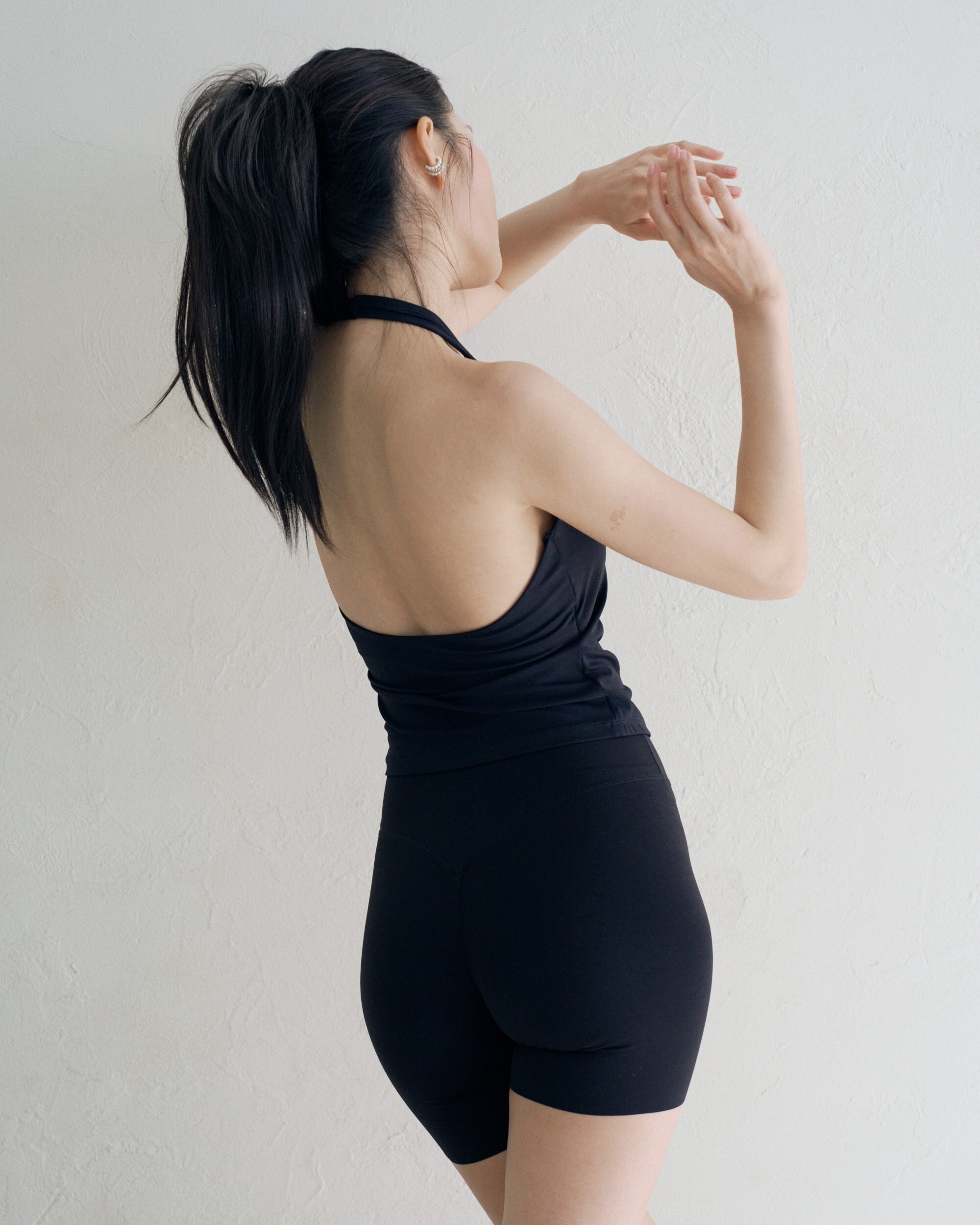 Vibe 繞脖V領BRA運動上衣-黑