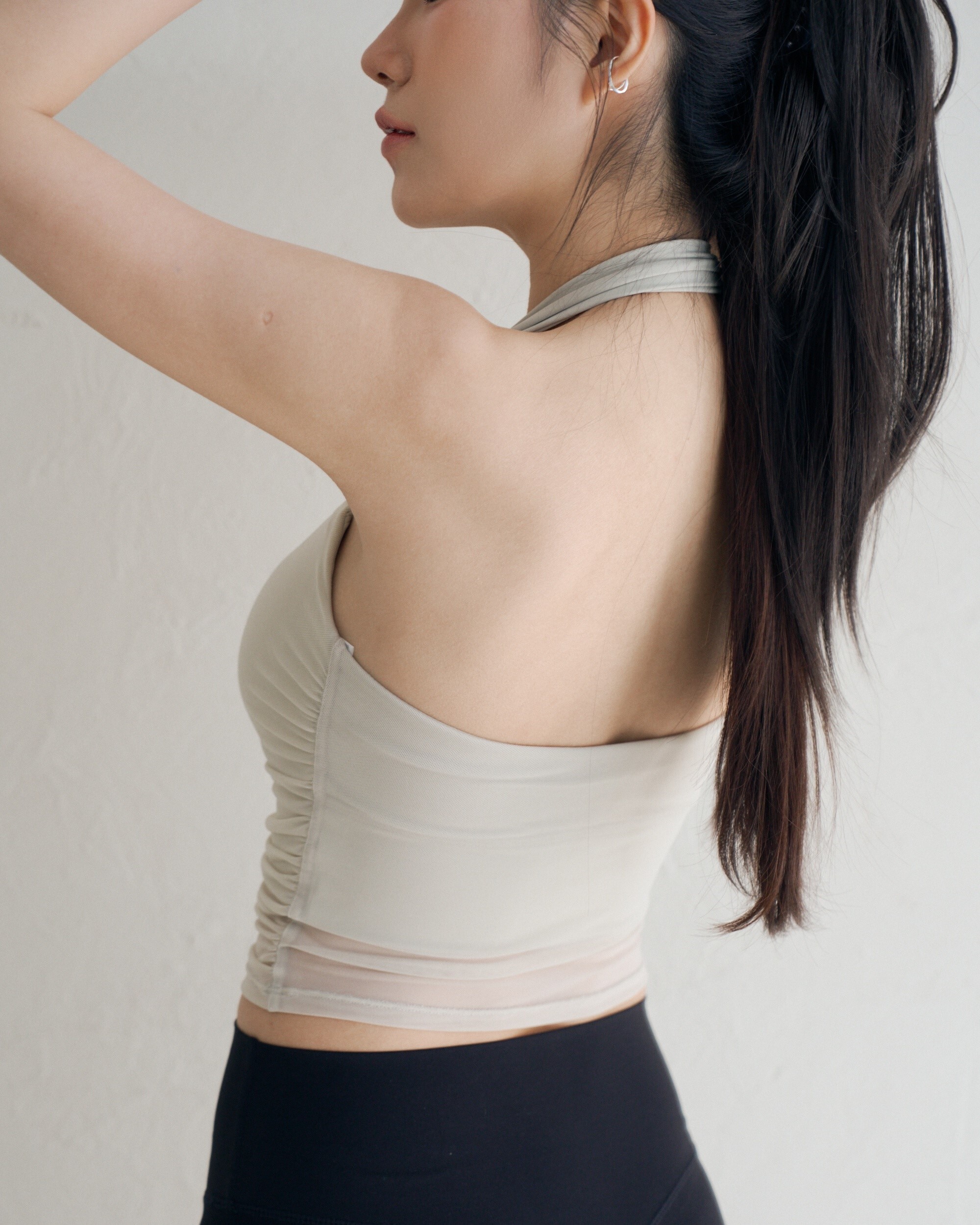 FLOAT繞脖拼接透紗運動上衣-杏