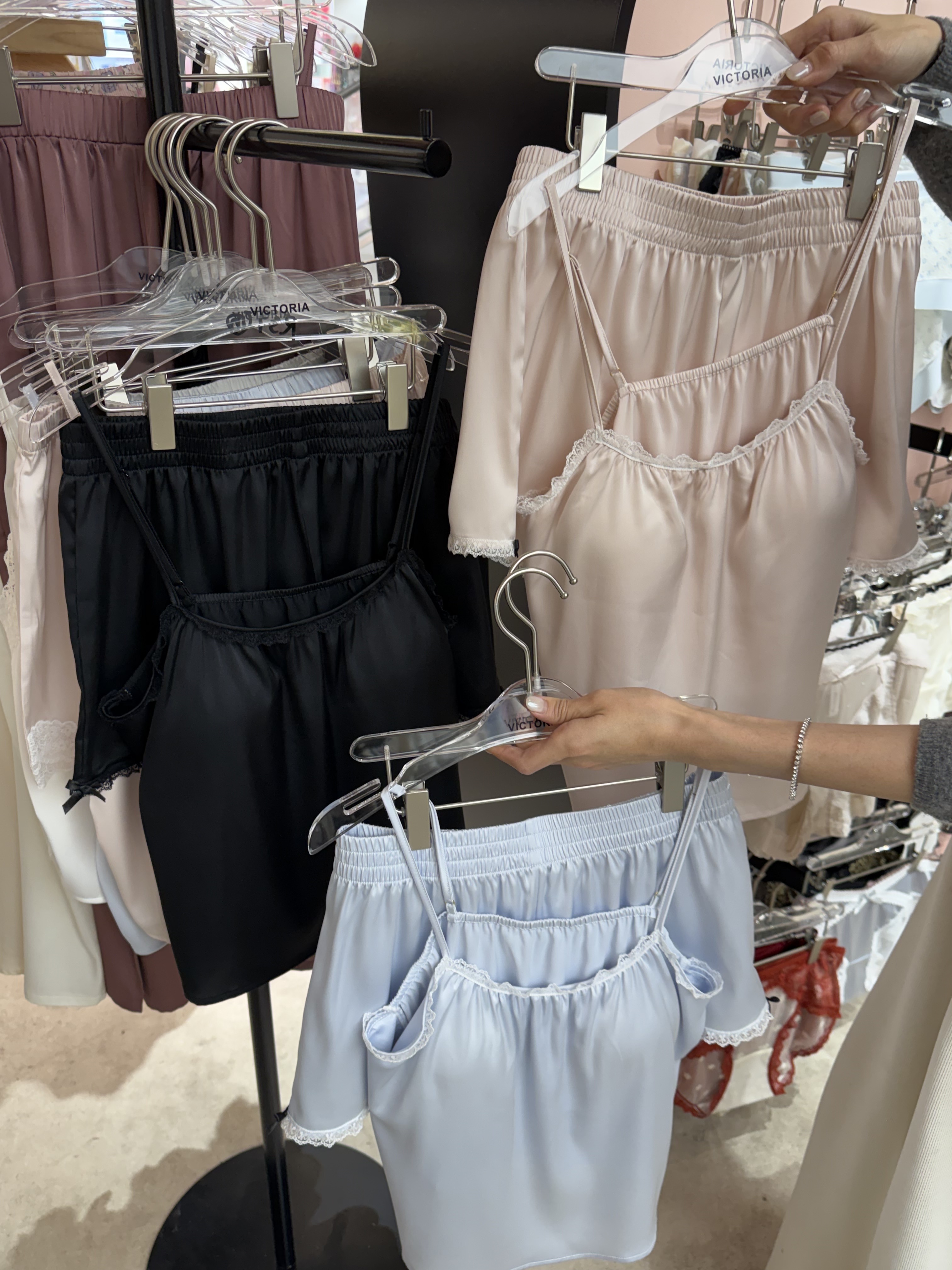 韓國連線 蕾絲滾邊緞面光澤成套睡衣(有罩杯)