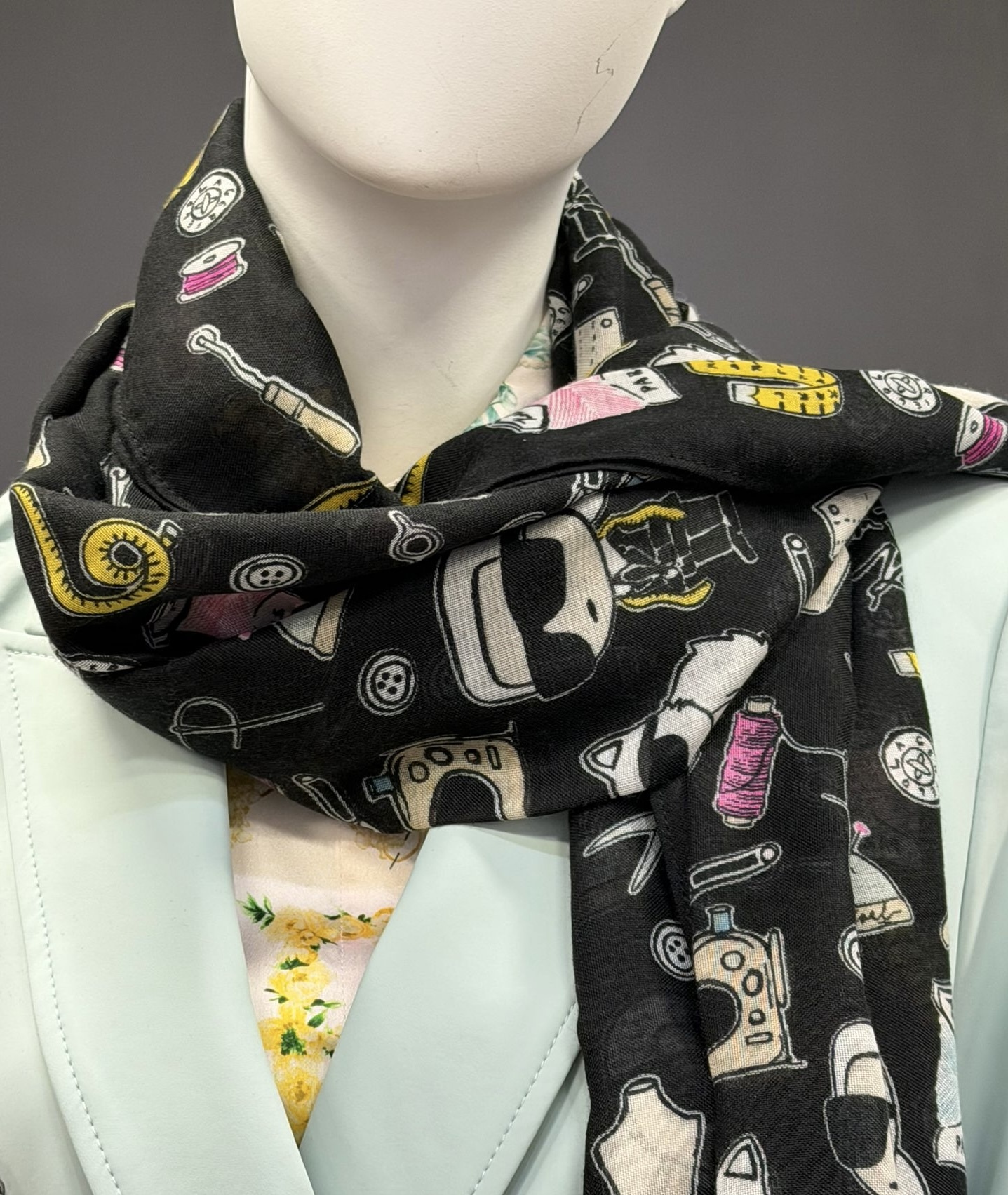 Karl Lagerfeld 黑色圖案絲巾 KL83