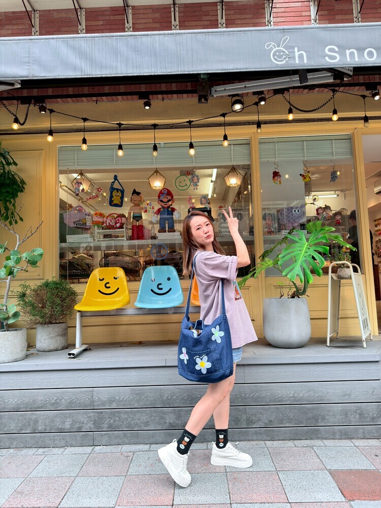 好多手繪花花牛仔手提斜背兩用包((不含配件))