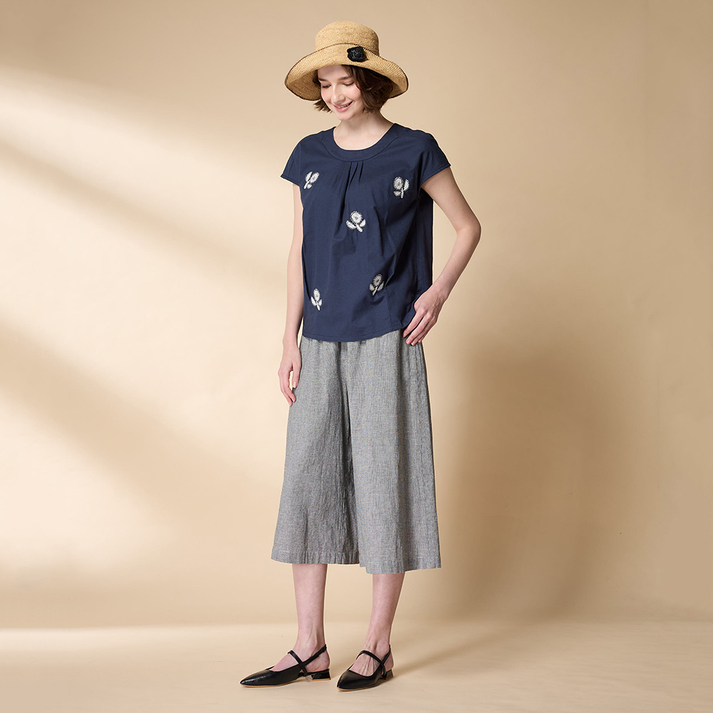 PIPPY 素雅花朵繡標圓領棉麻短袖上衣 丈青