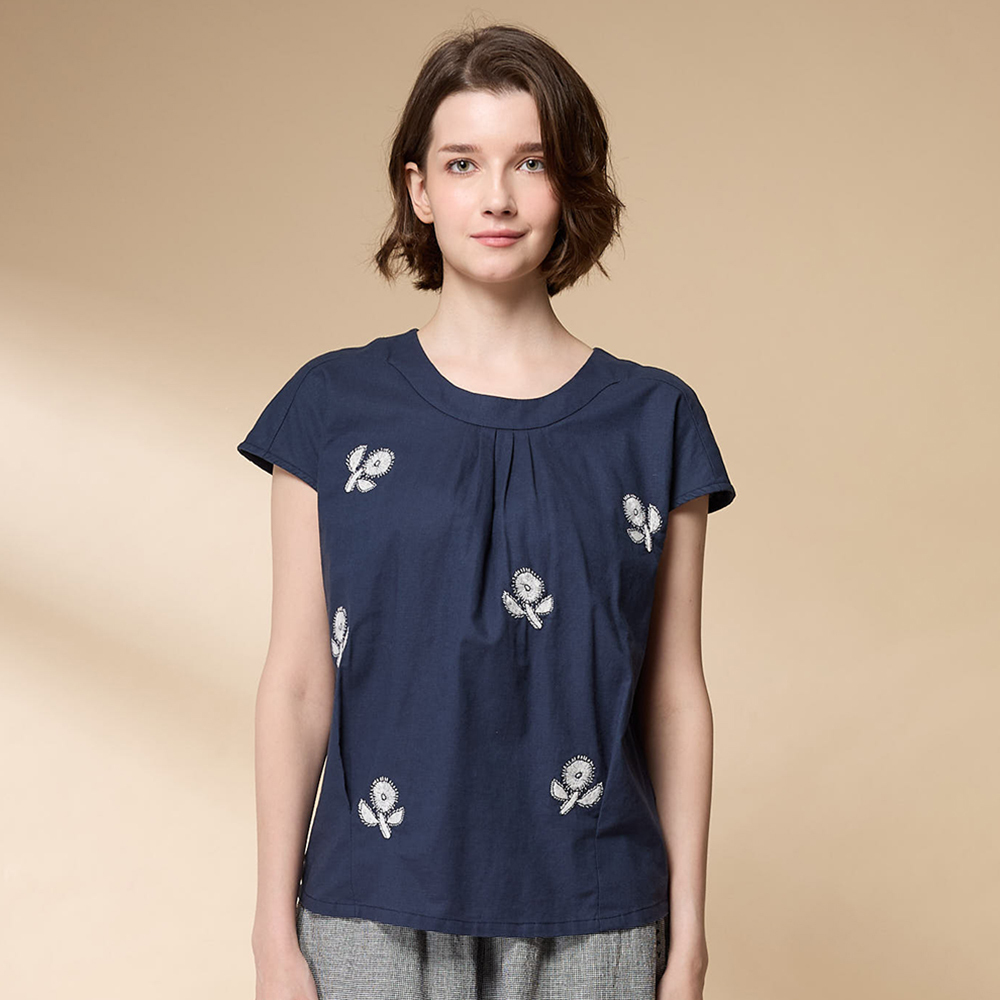 PIPPY 素雅花朵繡標圓領棉麻短袖上衣 丈青