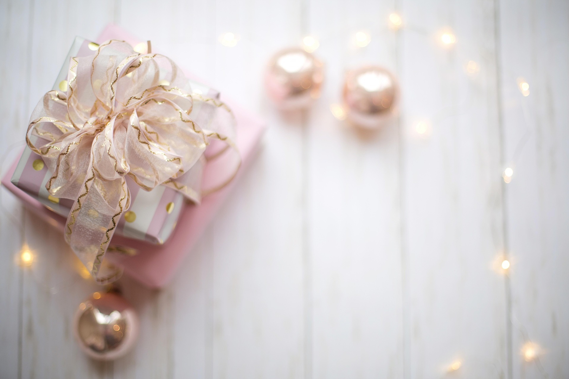 恩典牌是華人社會中常用的俗語，指的是親友之間免費贈送或傳承的二手嬰幼兒用品，如衣物、玩具、嬰兒床等，因為嬰兒成長快速，這些物品通常狀況良好且使用時間短，被視為一種恩典或祝福的傳遞。