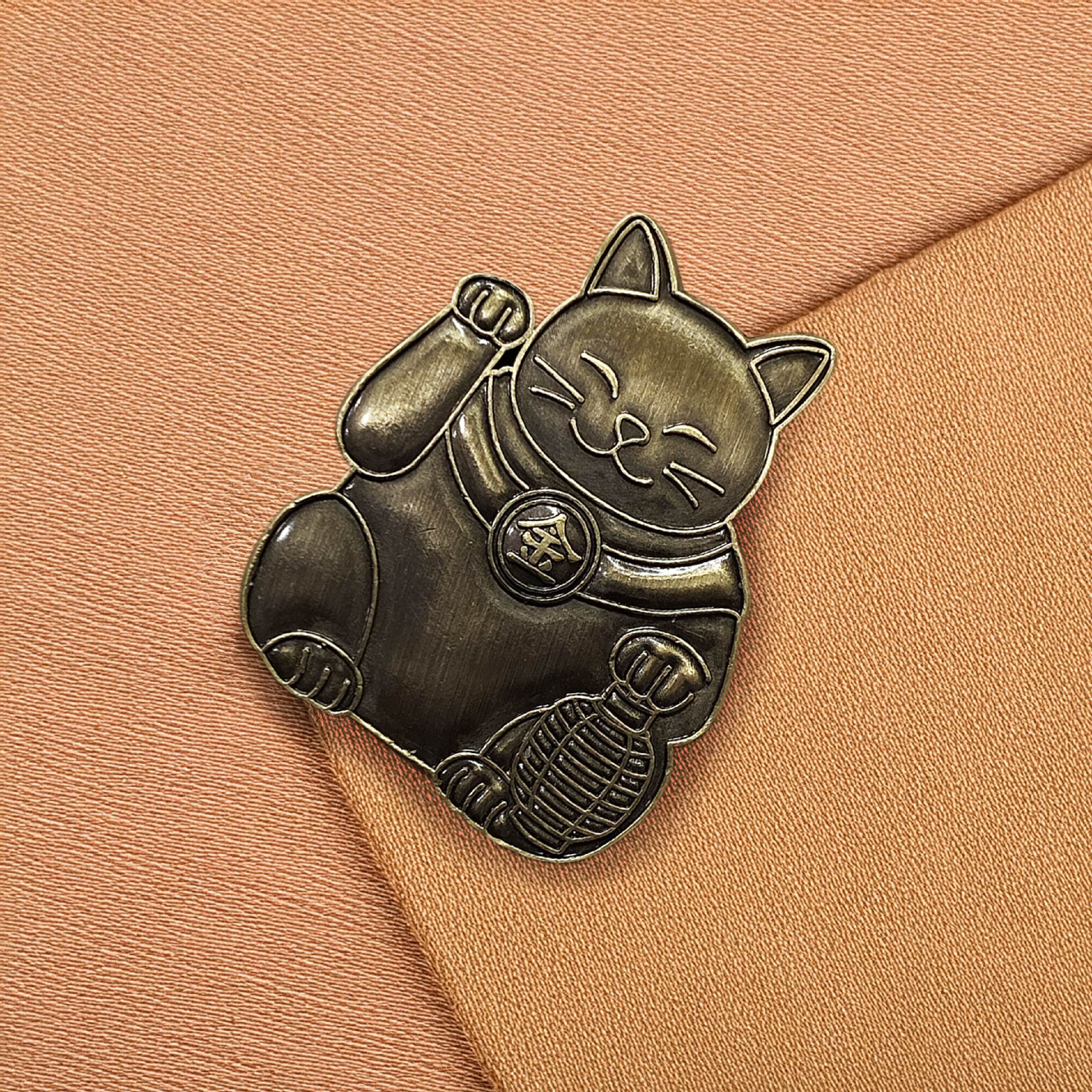 招財貓神 金屬胸章