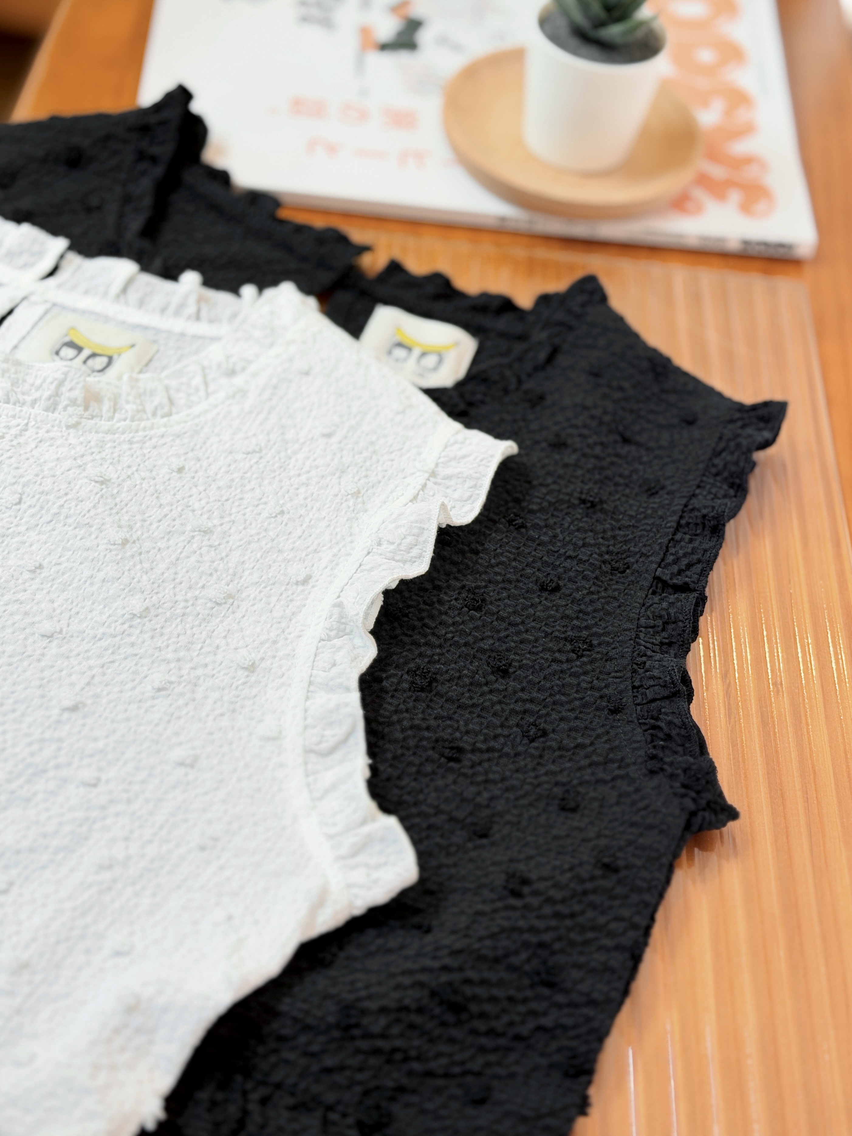 兩色 / 荷葉邊皺皺小粒背心 / Popcorn Texture Ruffle Hem Shell Top