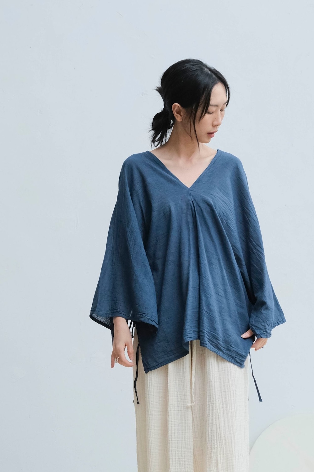 前後V領側綁帶上衣 / 慕斯布 墨水藍