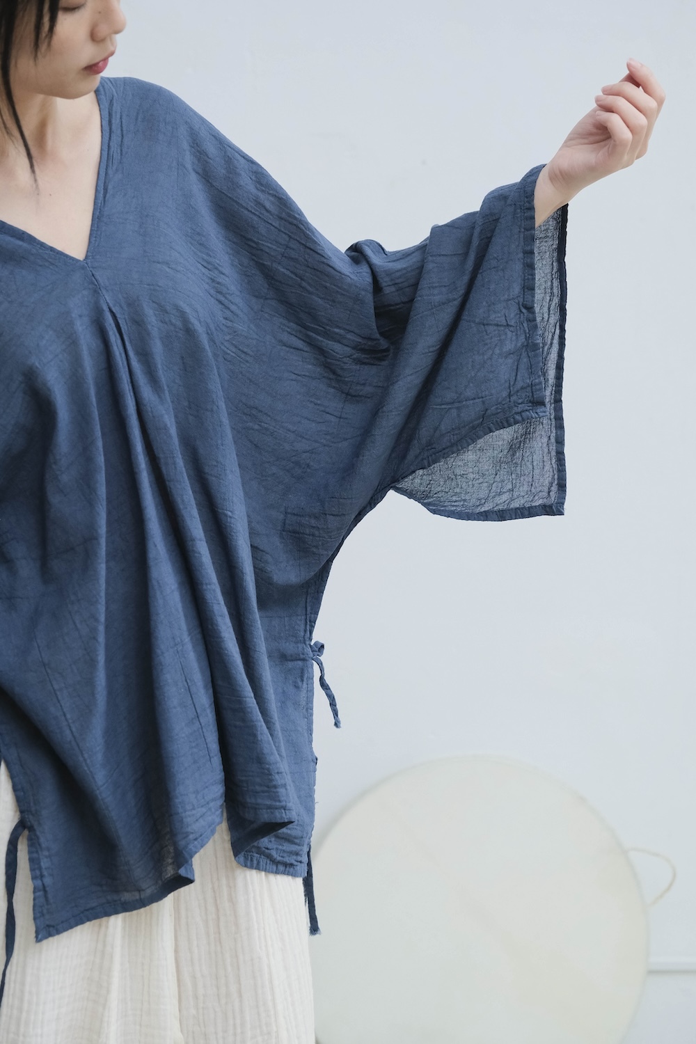 前後V領側綁帶上衣 / 慕斯布 墨水藍